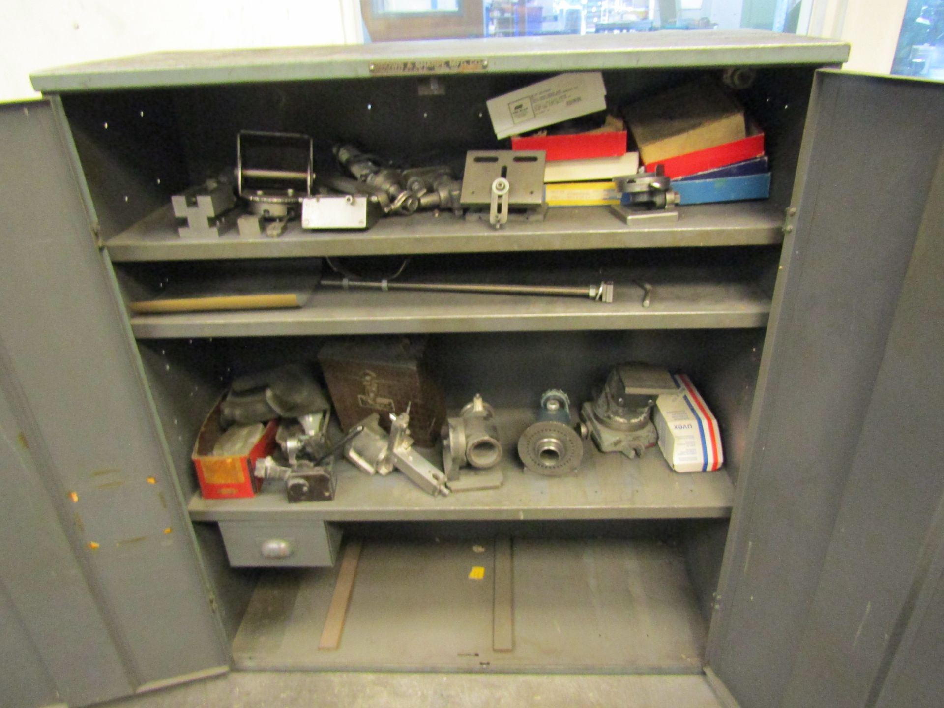 BROWNE & SHARPE STEEL CABINET TO INCLUDE: SHARPENING FIXTURE, DRESSINGS, MISC. TOOLING - Image 3 of 7