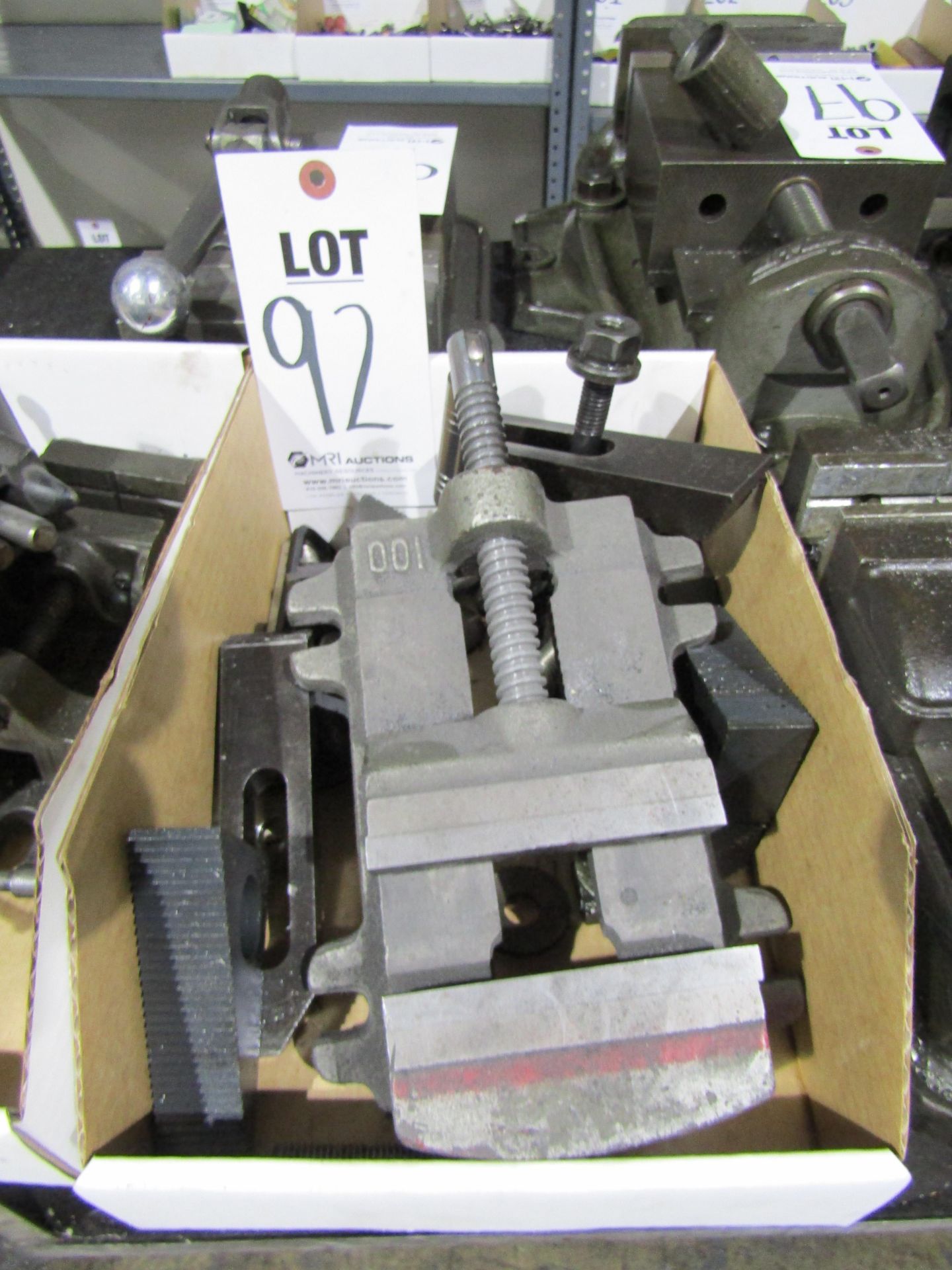 LOT TO INCLUDE: SMALL VISE, MISC. STEP BLOCKS