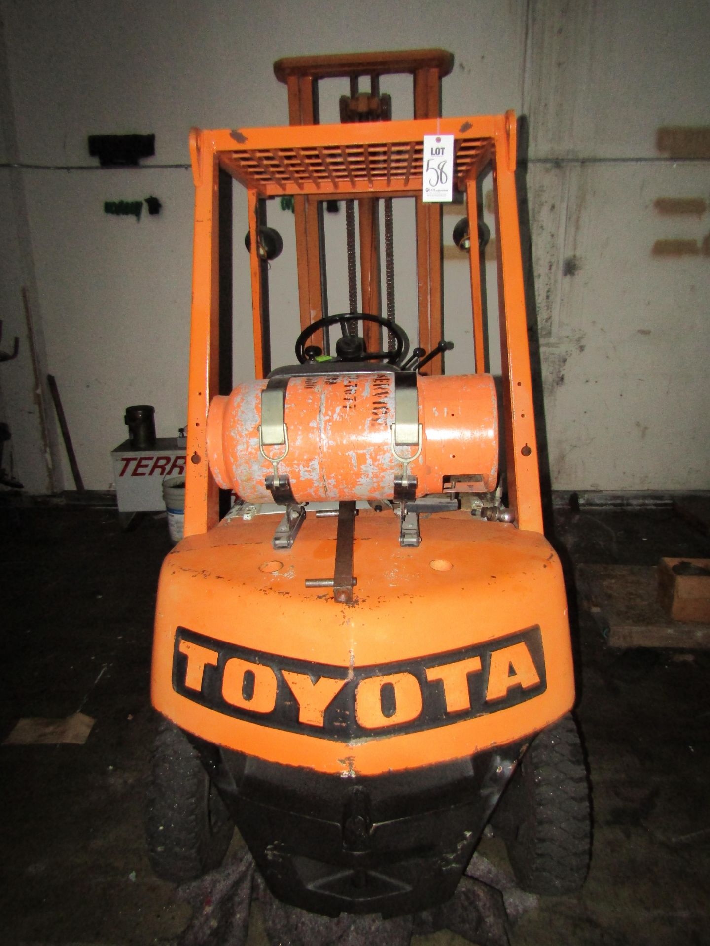 TOYOTA FORKLIFT, MODEL 2FG20, SERIAL 2FG20-14824 *PLEASE NOTE: BRAKE FLUID LEAK* - Image 4 of 6