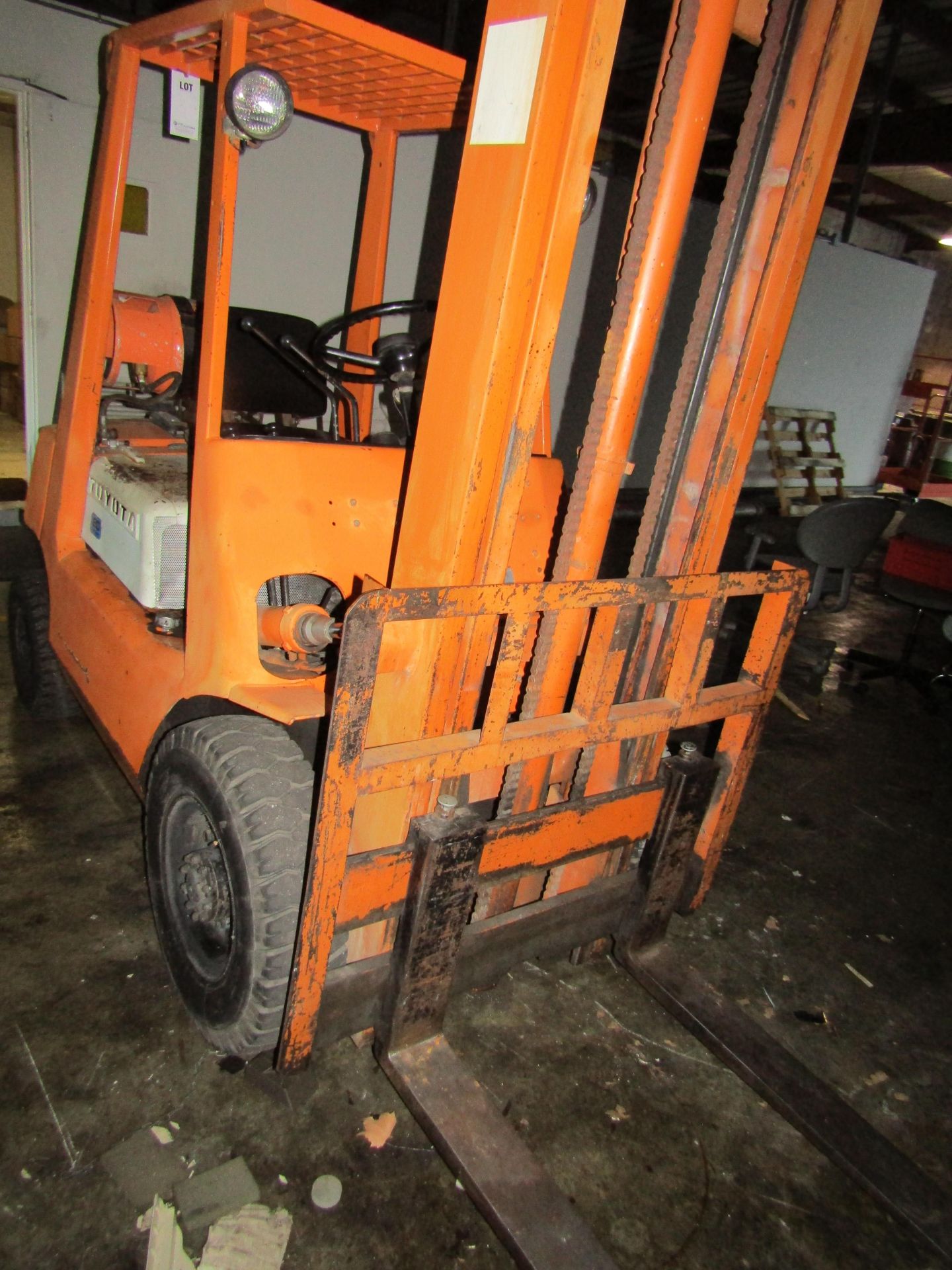 TOYOTA FORKLIFT, MODEL 2FG20, SERIAL 2FG20-14824 *PLEASE NOTE: BRAKE FLUID LEAK* - Image 3 of 6