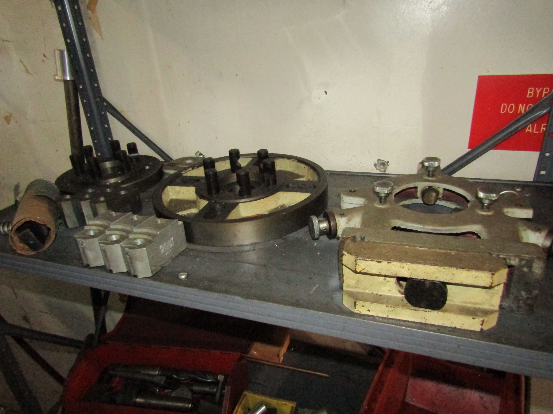 CADILLAC MANUAL SPINDLE LATHE, MODEL CM 1428. LOT TO INCLUDE SHELVING CONTENTS, LIVE CENTER, DRILLS, - Image 8 of 8