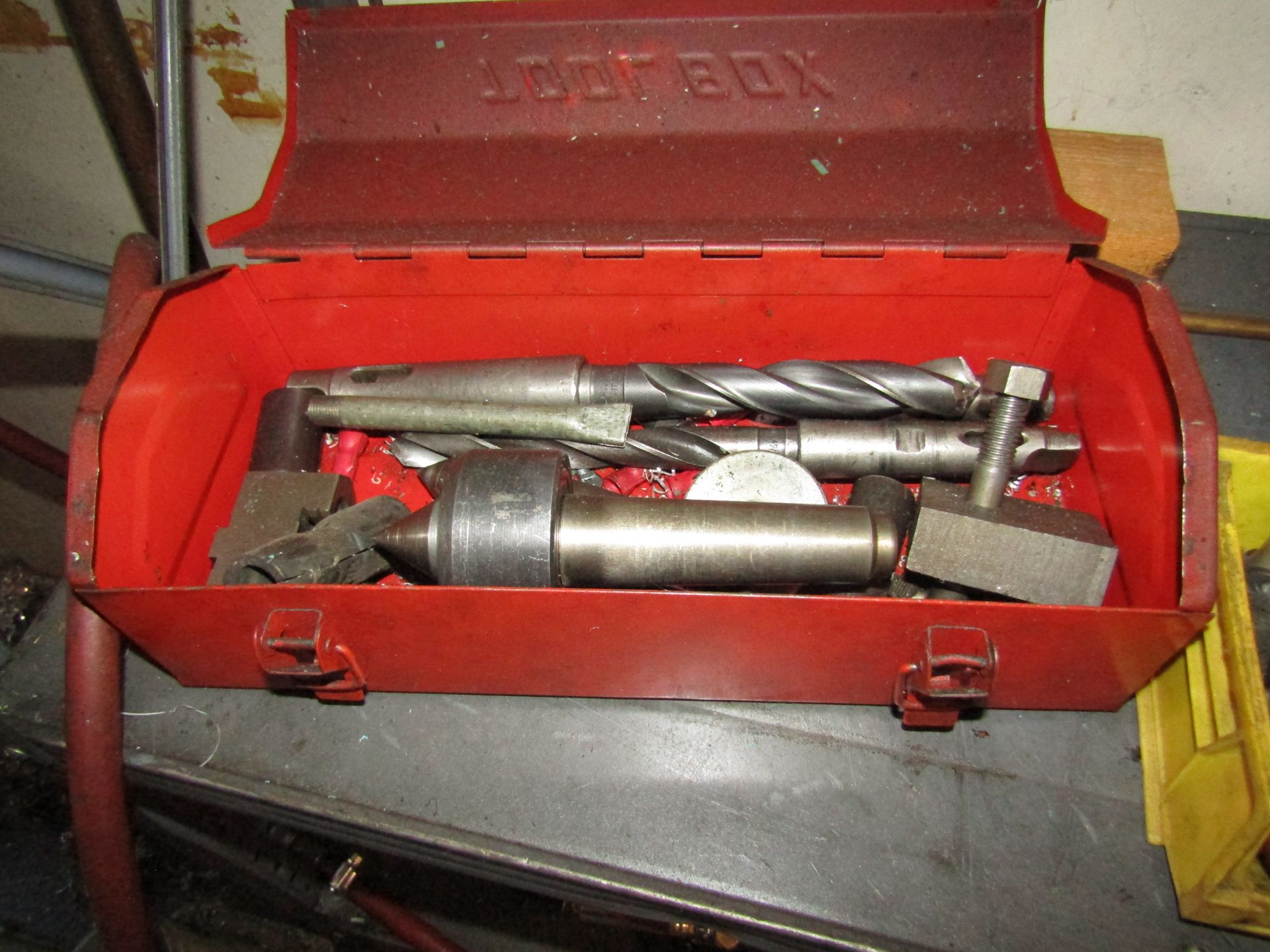 CADILLAC MANUAL SPINDLE LATHE, MODEL CM 1428. LOT TO INCLUDE SHELVING CONTENTS, LIVE CENTER, DRILLS, - Image 7 of 8