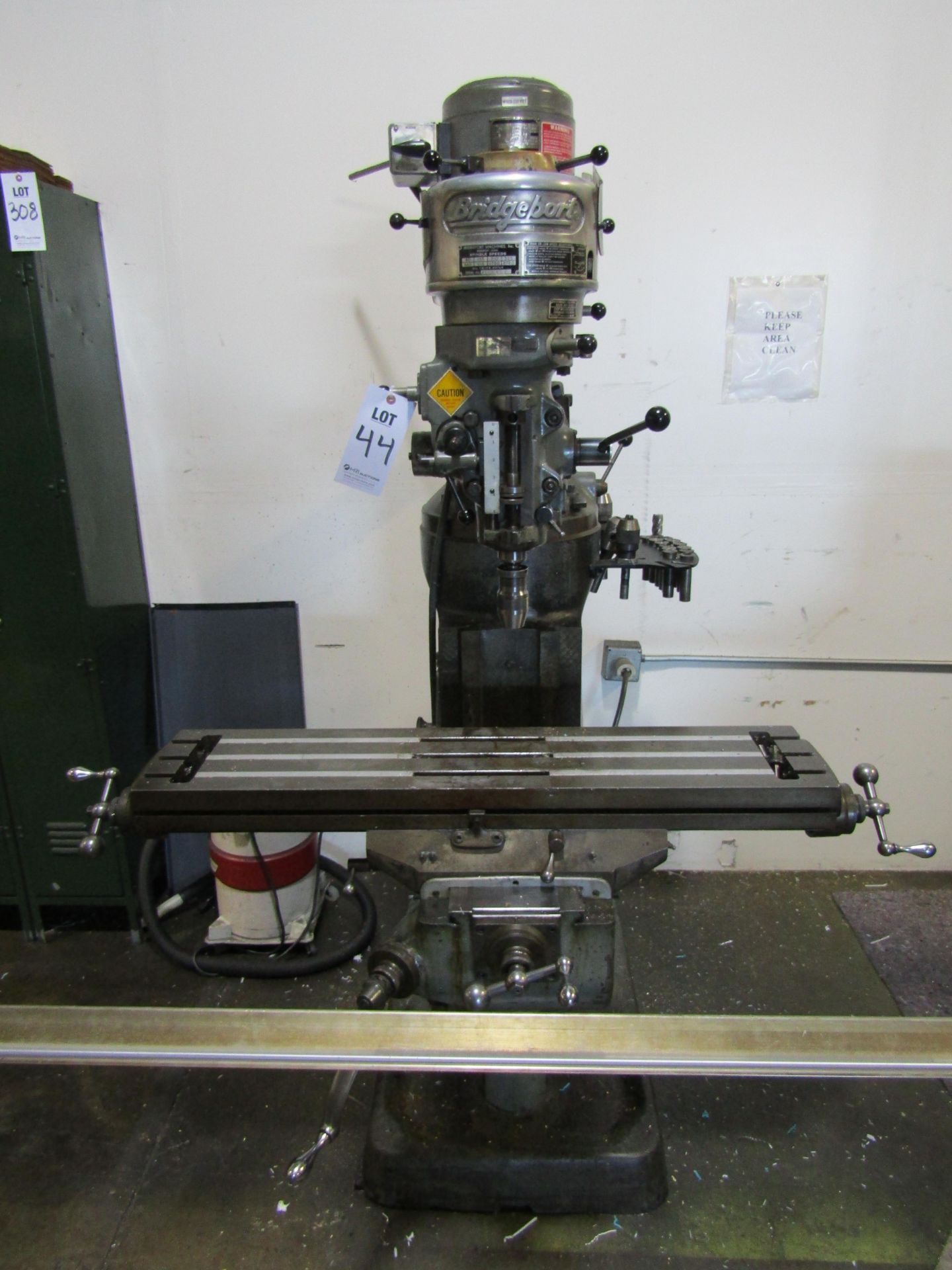 BRIDGEPORT VERTICAL MILLING MACHINE, SERIAL J-104456, WITH CHUCK