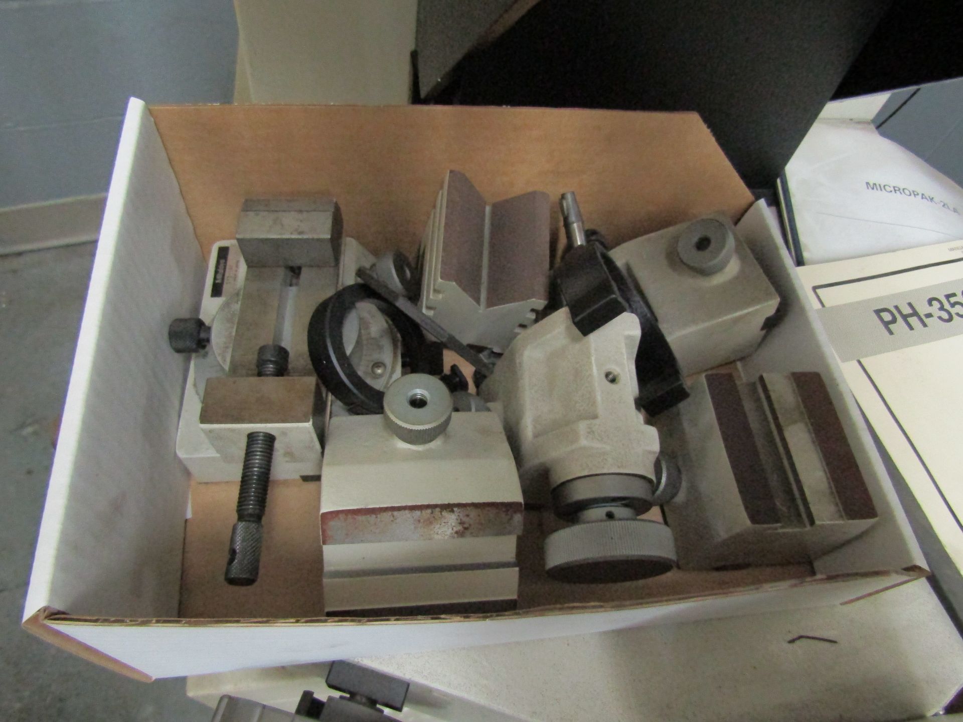 MITUTOYO PH-3500 OPTICAL COMPARATOR, MICROPAK-2LA DIGITAL READOUT, TO INCLUDE: ALL MANUALS, - Image 4 of 7