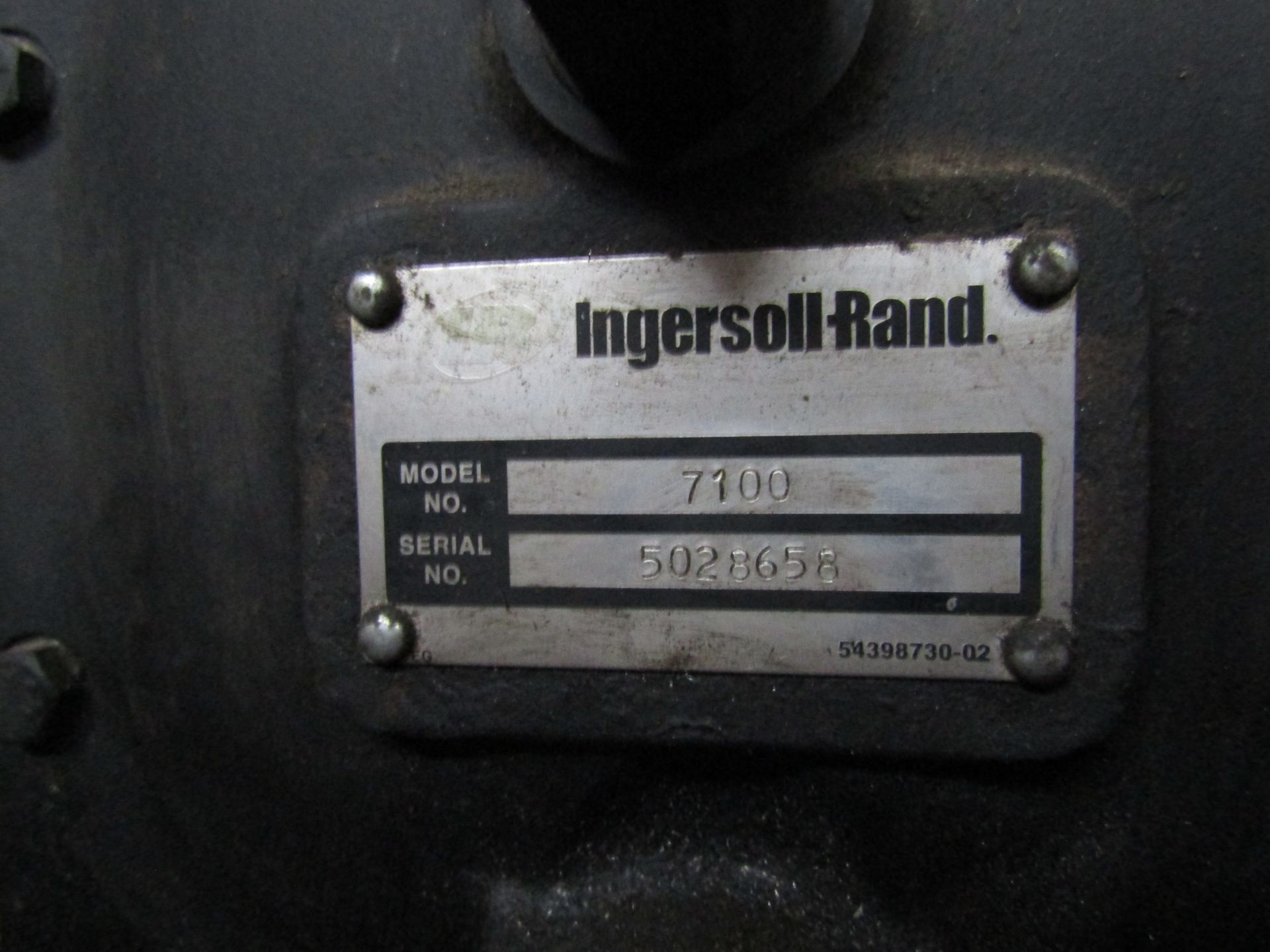 INGERSOLL-RAND 7100E15 AIR COMPRESSOR, 120 GALLONS, 15 HP, 3 PHASE, SERIAL 0512290096, PUMP MODEL - Image 4 of 5