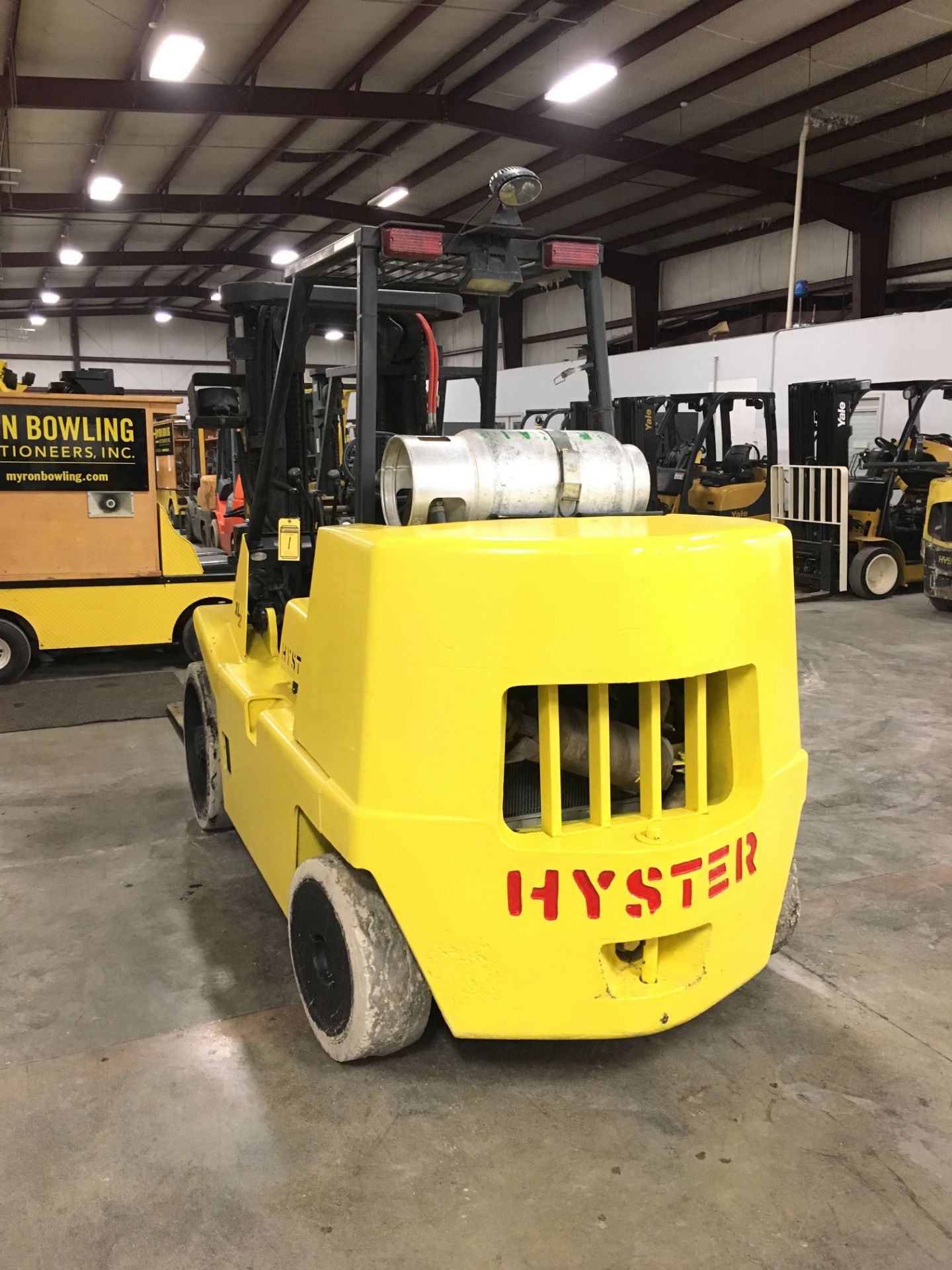 2005 HYSTER 15,500-LB, MODEL: S155XL2, LPG, LEVER SHIFT, TIRES, 149” RAISED/88" LOWERED 3-STAGE MAST - Image 4 of 7