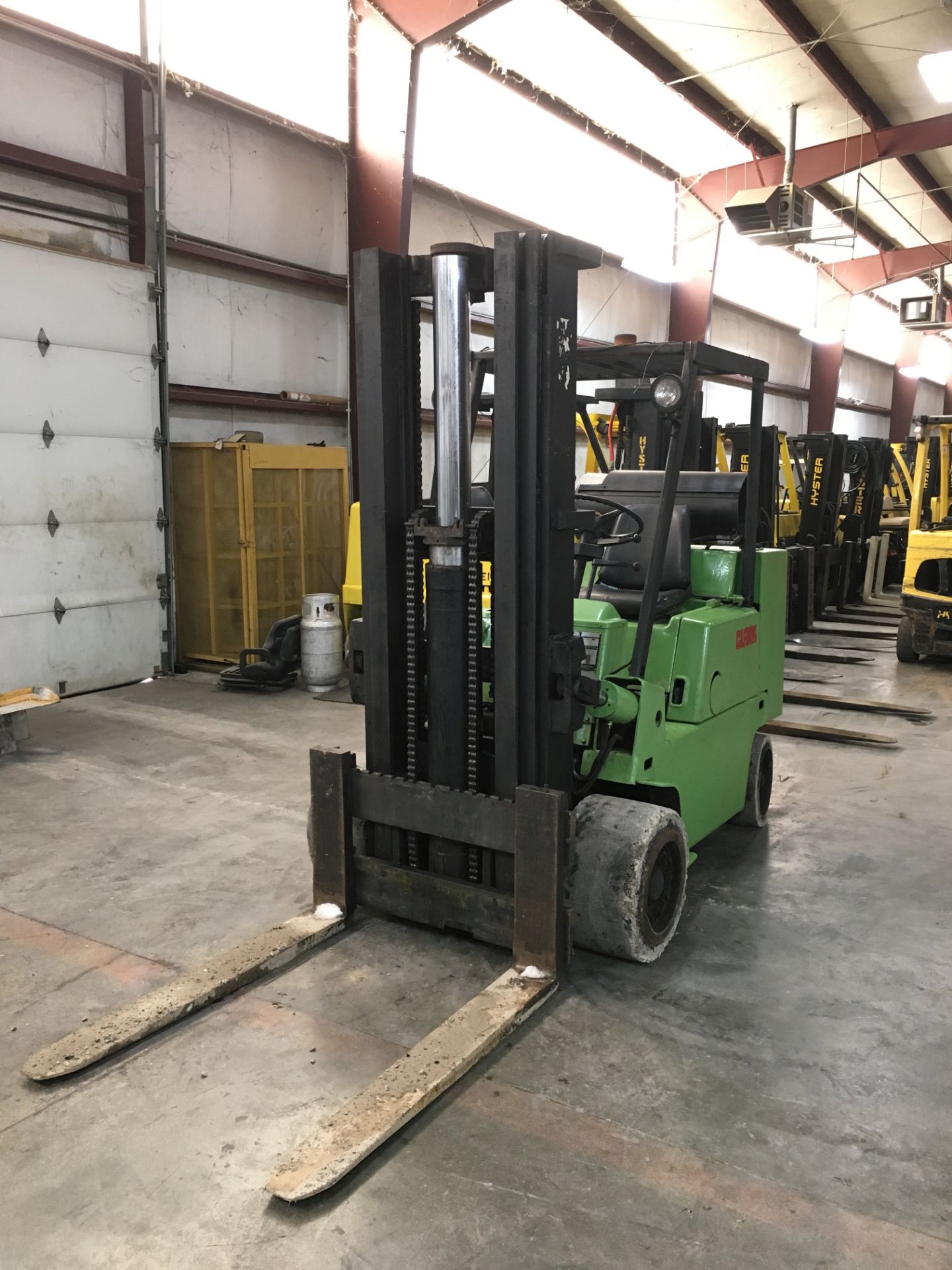 CLARK 10,000-LB. CAPACITY BOXCAR FORKLIFT, MOD: C500-S100, LPG, SOLID TIRES, HIGH/LOW SPEED, 3-STAGE - Image 2 of 5