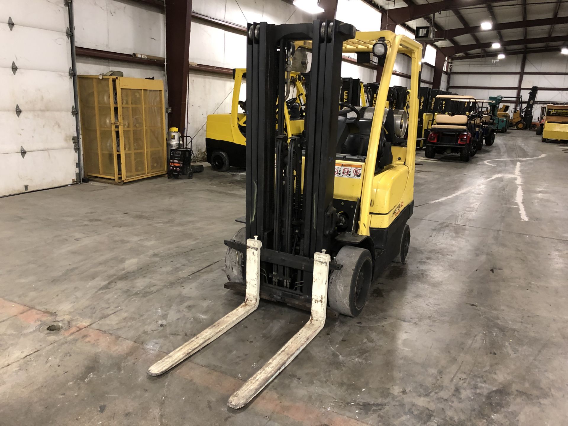 2005 HYSTER 5,000-LB., MODEL: S50FT, S/N: F187V01954C, LPG, LEVER SHIFT, SOLID TIRES, 189” RAISED/ - Image 4 of 5