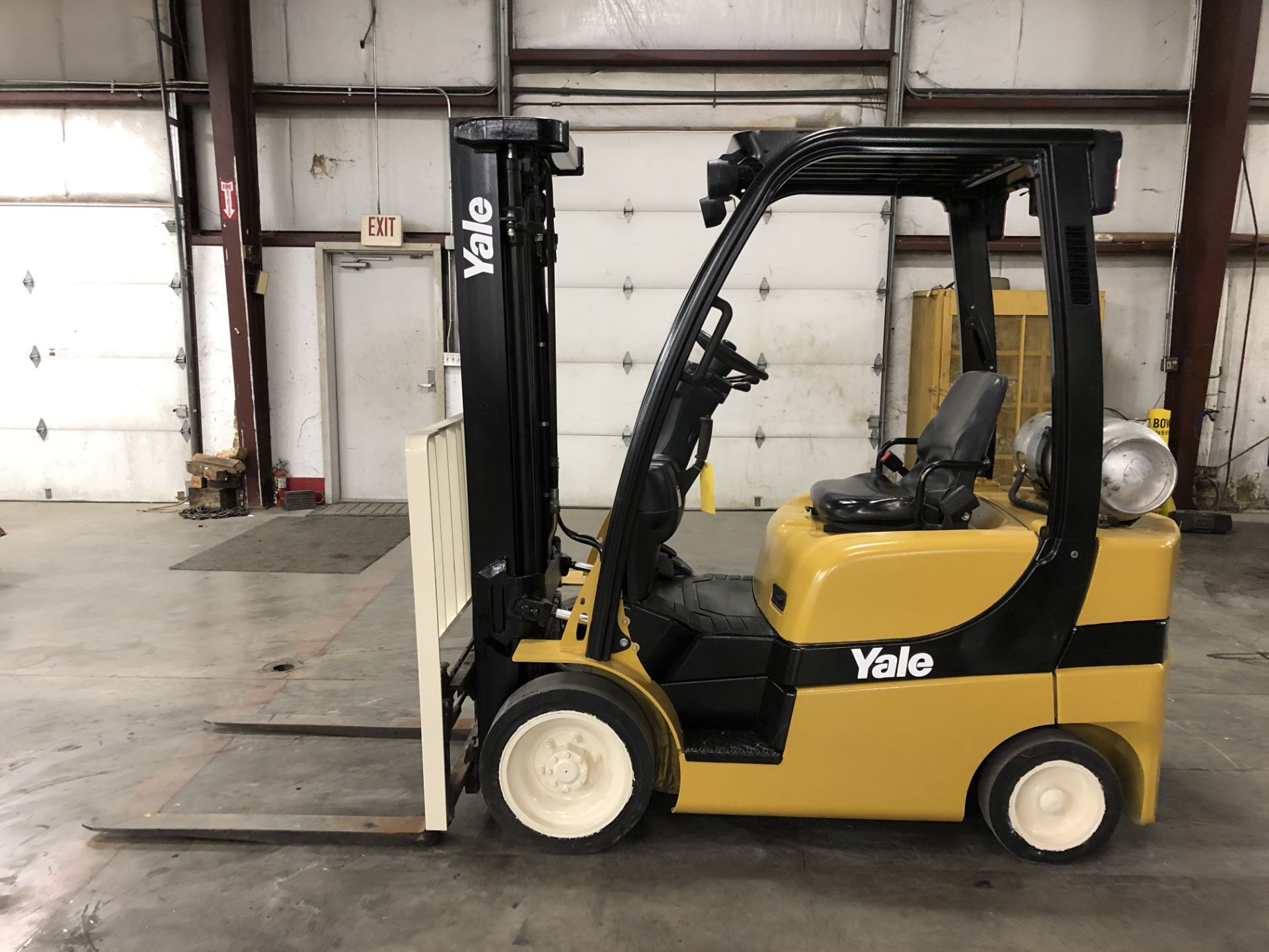 2013 YALE 5,000-LB., MODEL: GLC050LX, S/N: A967V02217L, LPG, LEVER SHIFT, SOLID TIRES, 188” RAISED/