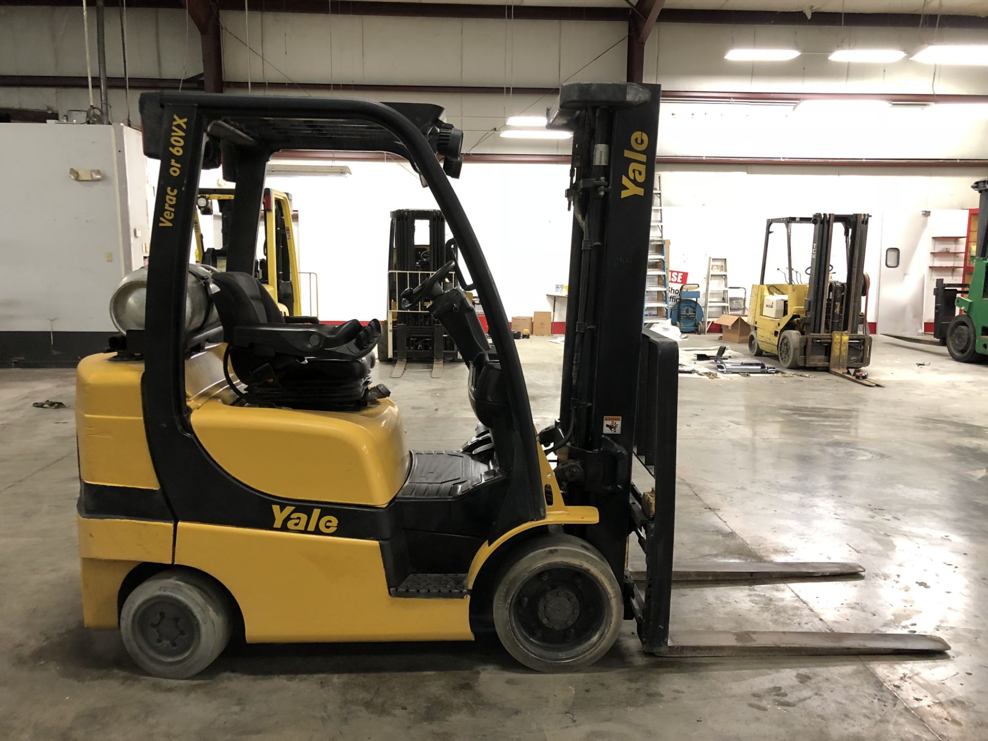 2013 YALE 6,000-LB., MODEL: GLC060VXNV, S/N: A910V22662L, LPG, LEVER SHIFT, SOLID TIRES, 188” - Image 3 of 5