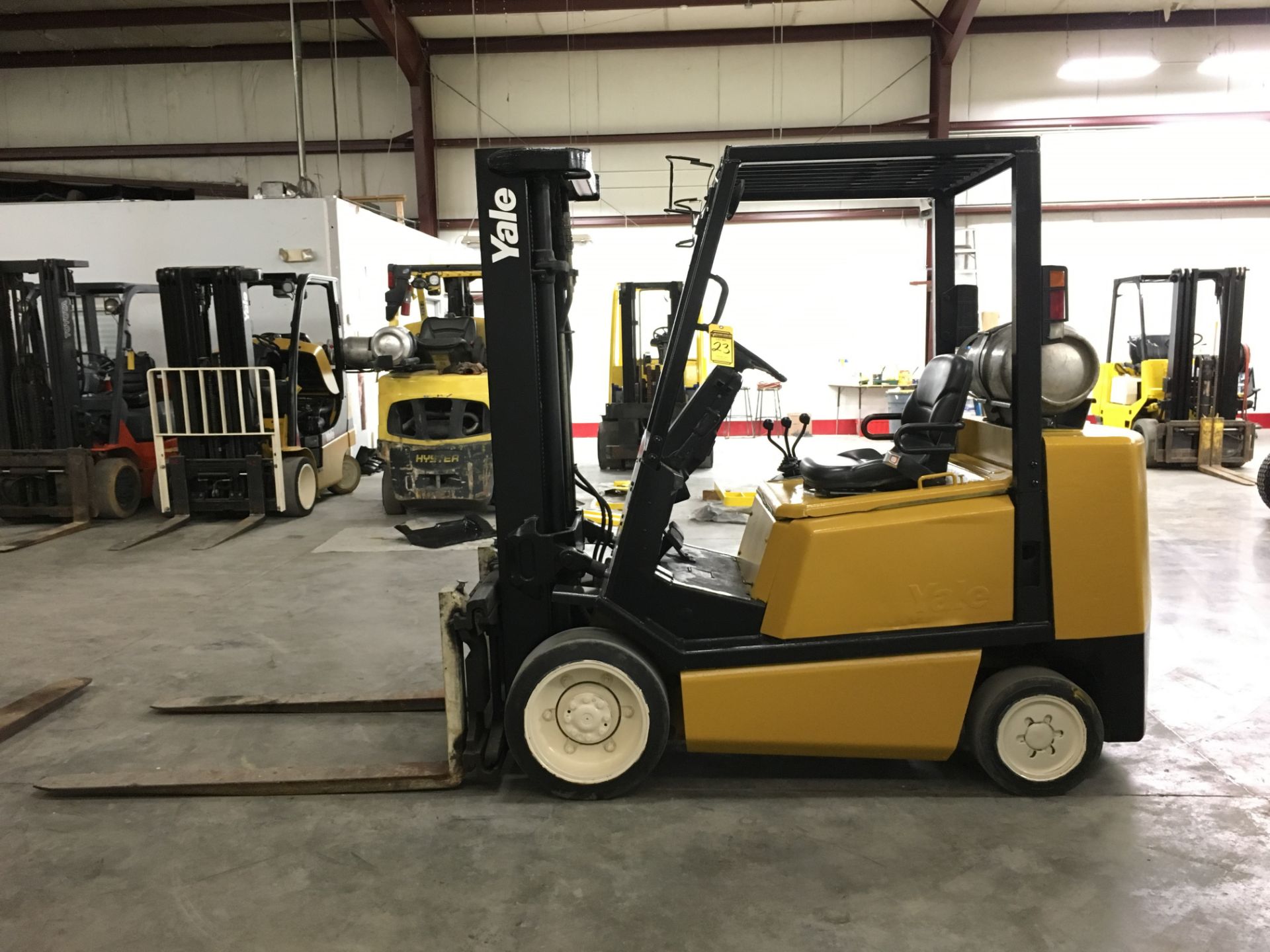 1999 YALE 6,000 LB. FORKLIFT, MODEL: GLC060, S/N: E187V11903W, LPG, LEVER SHIFT, SOLID TIRES - Image 3 of 6