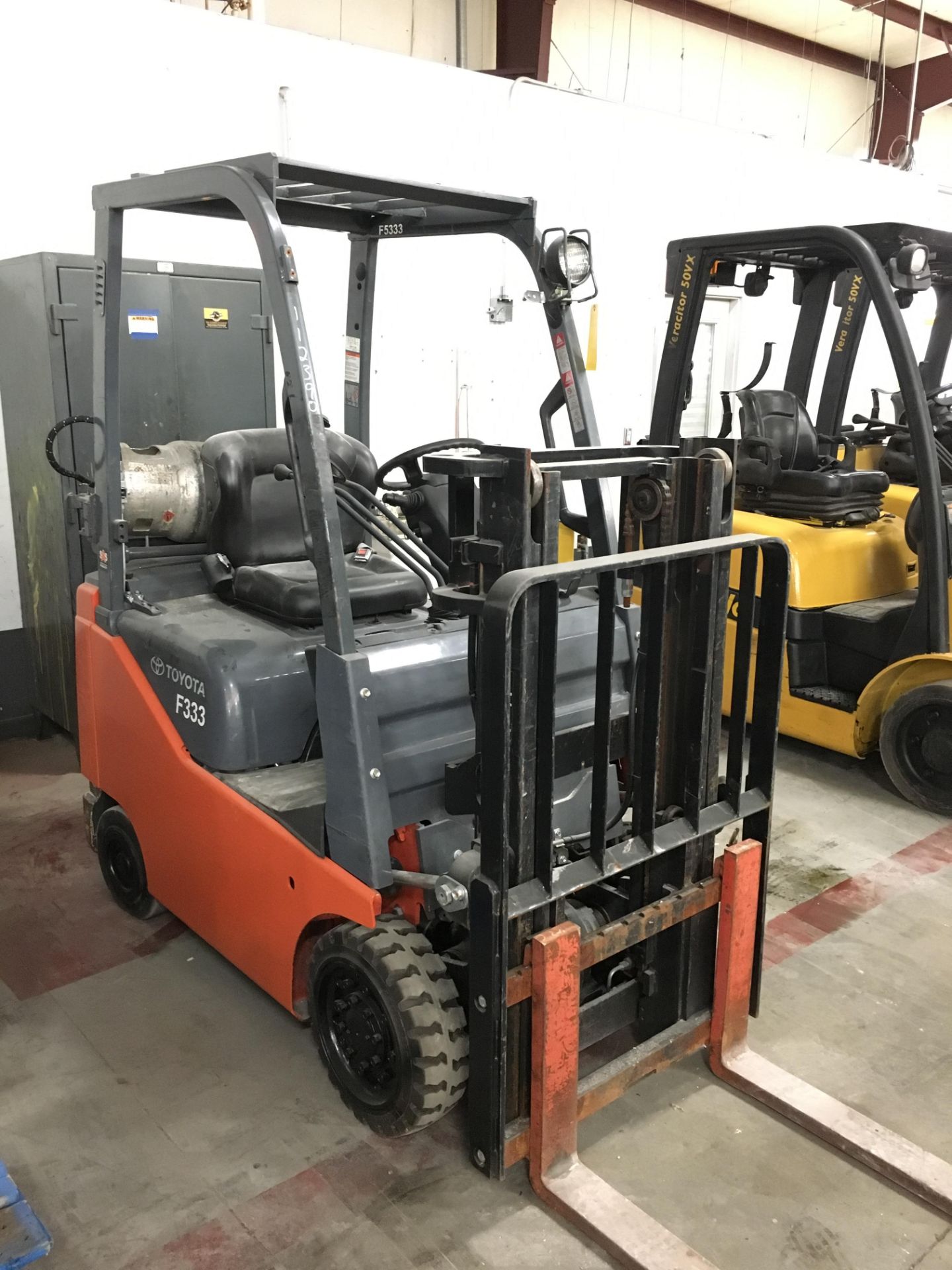 2013 TOYOTA 3,000 LB. FORKLIFT, MODEL: 8FGCU15, S/N: 21044, LPG, LEVER SHIFT, SOLID TIRES - Image 3 of 6