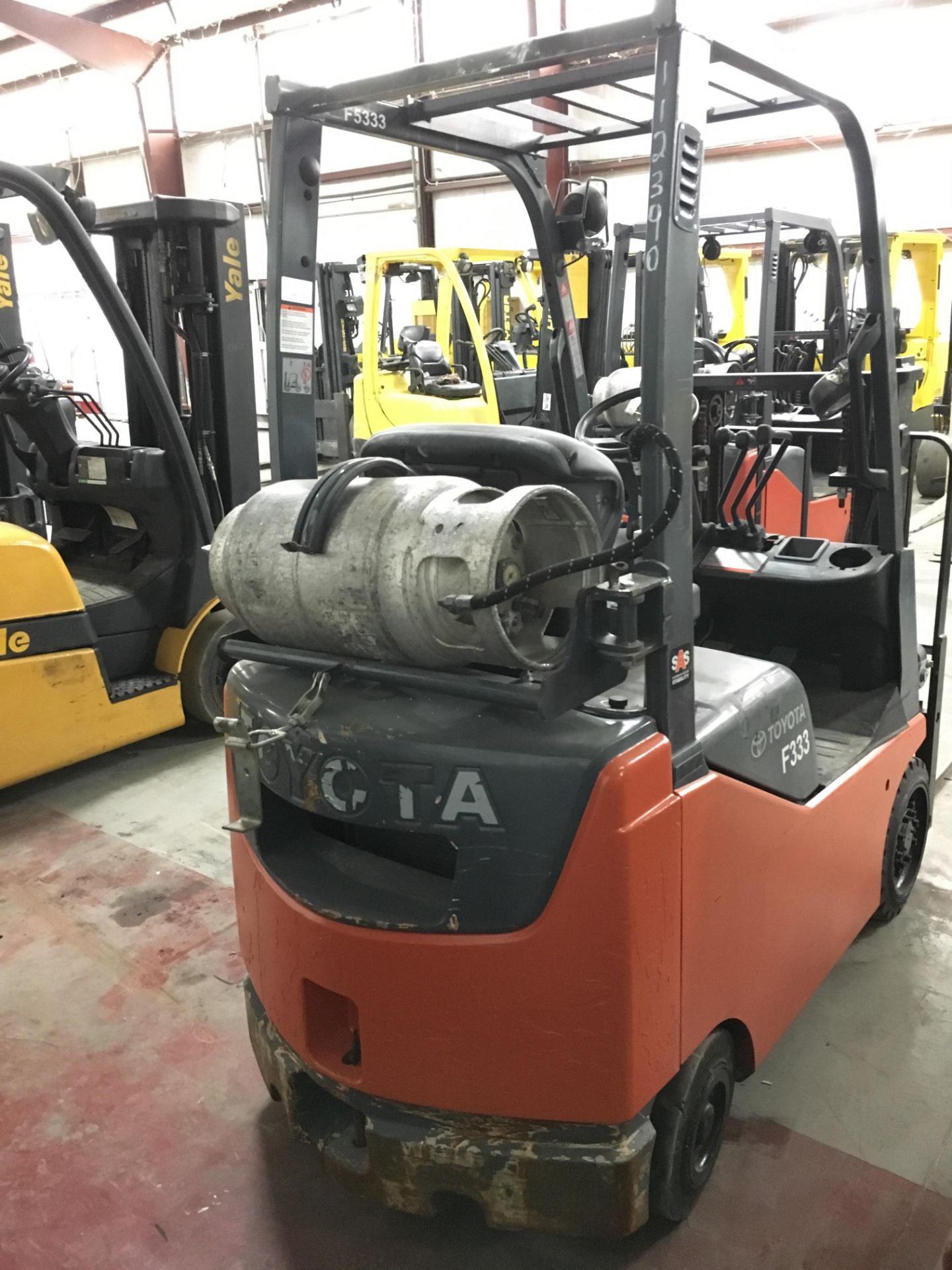 2013 TOYOTA 3,000 LB. FORKLIFT, MODEL: 8FGCU15, S/N: 21044, LPG, LEVER SHIFT, SOLID TIRES - Image 4 of 6