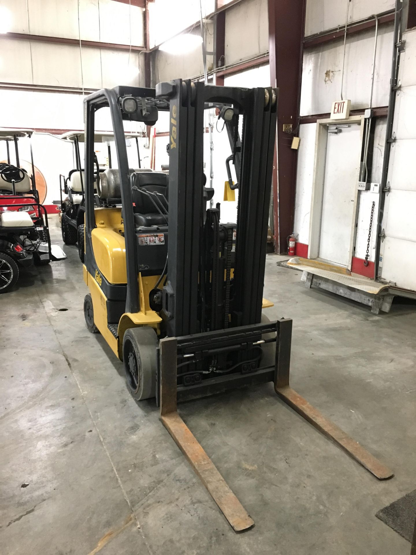 2013 YALE 5,000 LB. FORKLIFT, MODEL: GLC050VX, S/N: A910V23556L, LPG, LEVER SHIFT, SOLID TIRES - Image 2 of 5