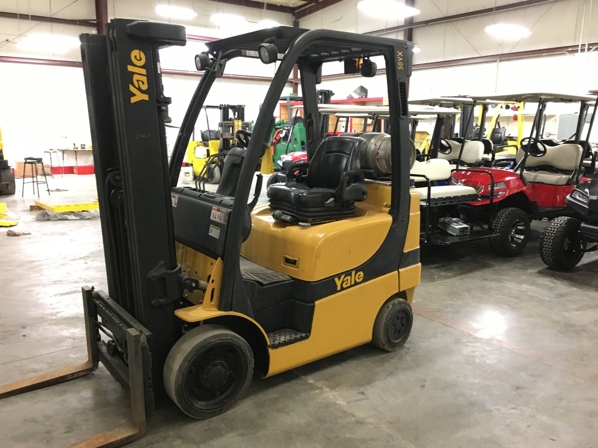 2013 YALE 5,000 LB. FORKLIFT, MODEL: GLC050VX, S/N: A910V23556L, LPG, LEVER SHIFT, SOLID TIRES - Image 3 of 5