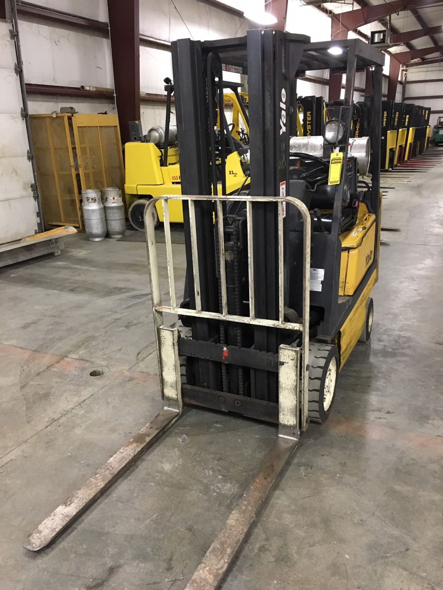 ***LOCATED IN HAMILTON, OHIO*** YALE 3,000-LB. FORKLIFT, MOD: GLC030, 3-STAGE MAST, LPG, LEVER SHIFT - Image 2 of 6