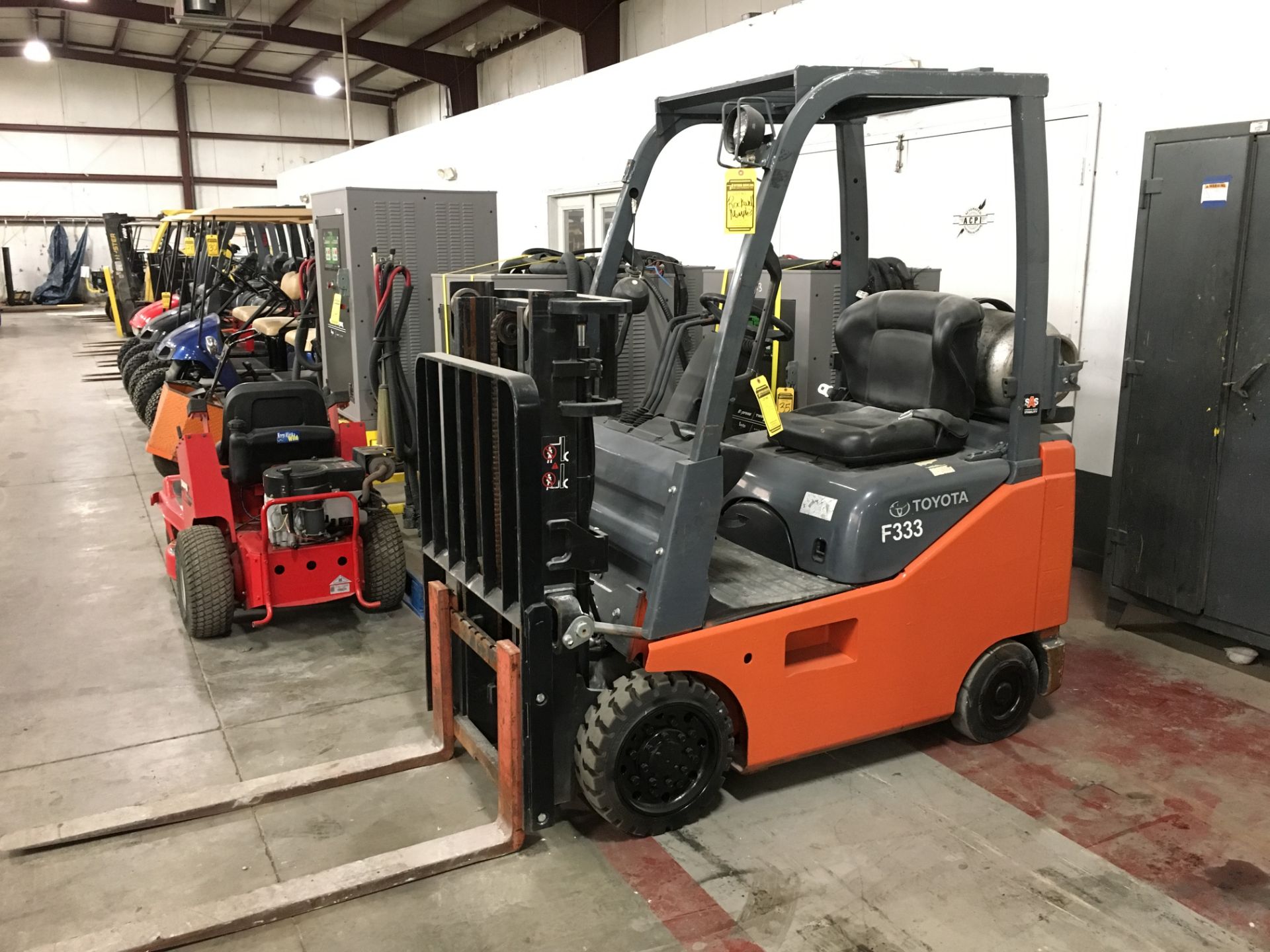 2013 TOYOTA 3,000 LB. FORKLIFT, MODEL: 8FGCU15, S/N: 21044, LPG, LEVER SHIFT, SOLID TIRES