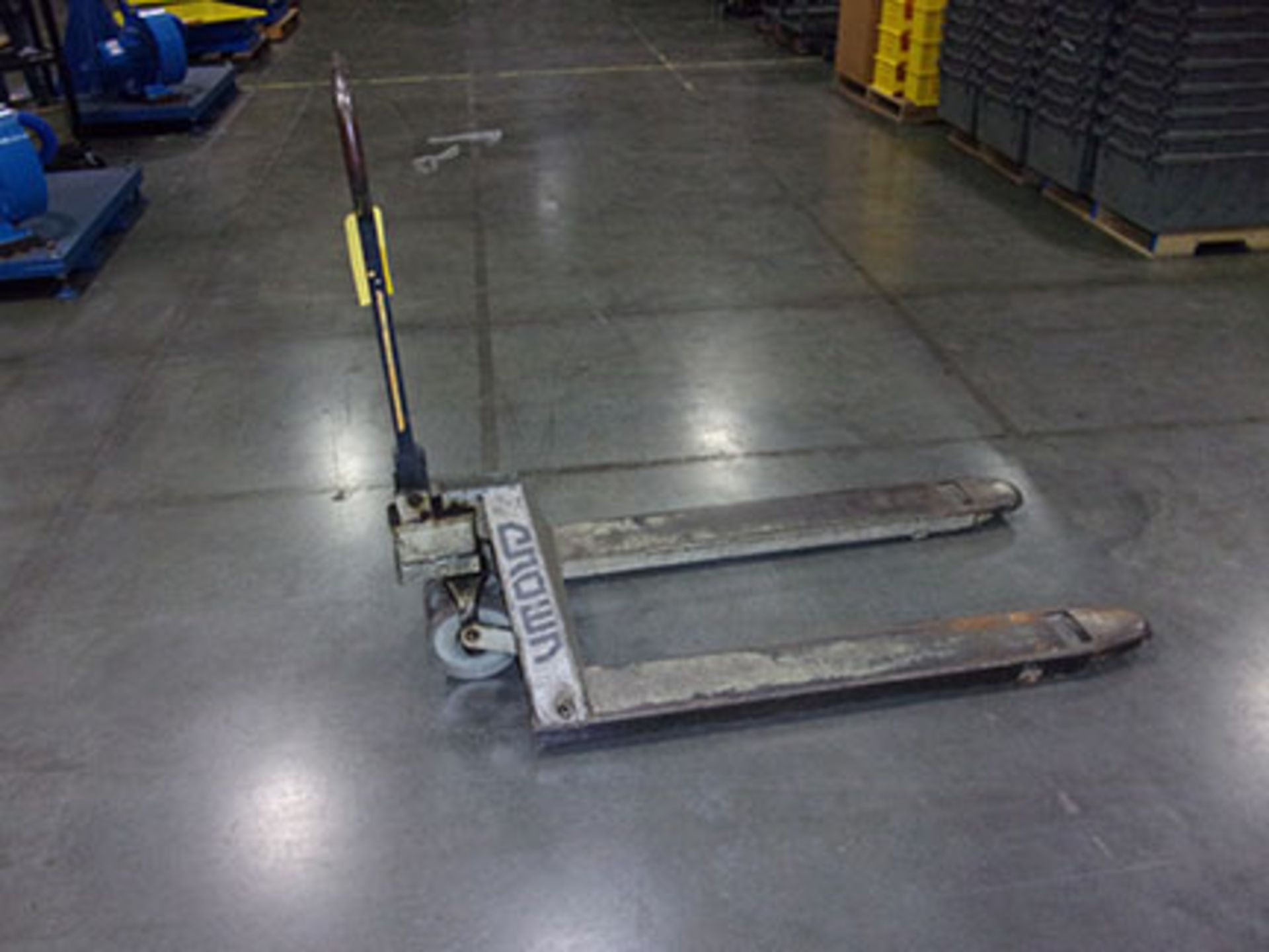 CROWN PALLET TRUCK (NEEDS REPAIRS)