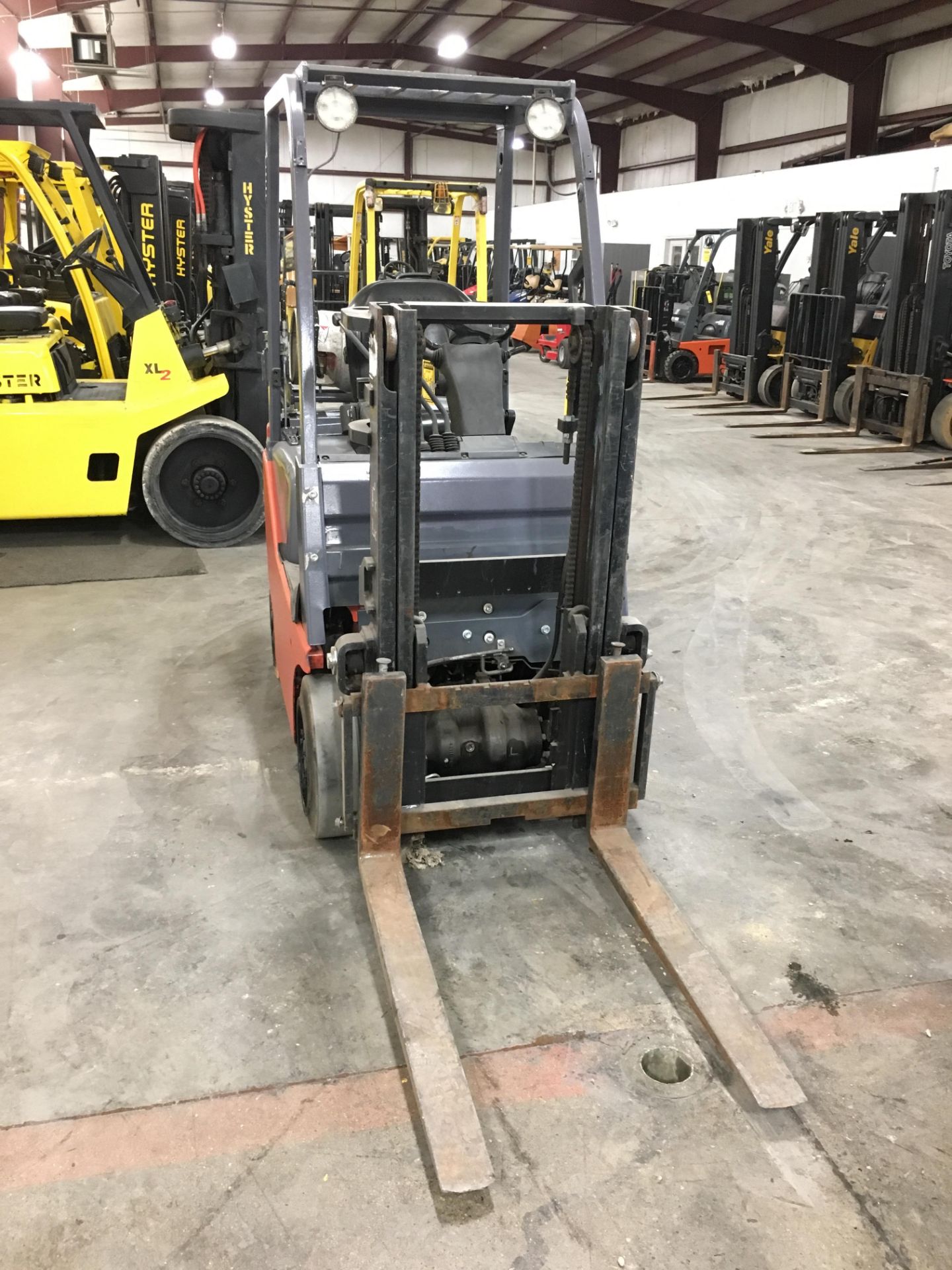 2013 TOYOTA 3,000 LB. FORKLIFT, MODEL: 8FGCU15, S/N: 21243, LPG, LEVER SHIFT, SOLID TIRES - Image 2 of 5