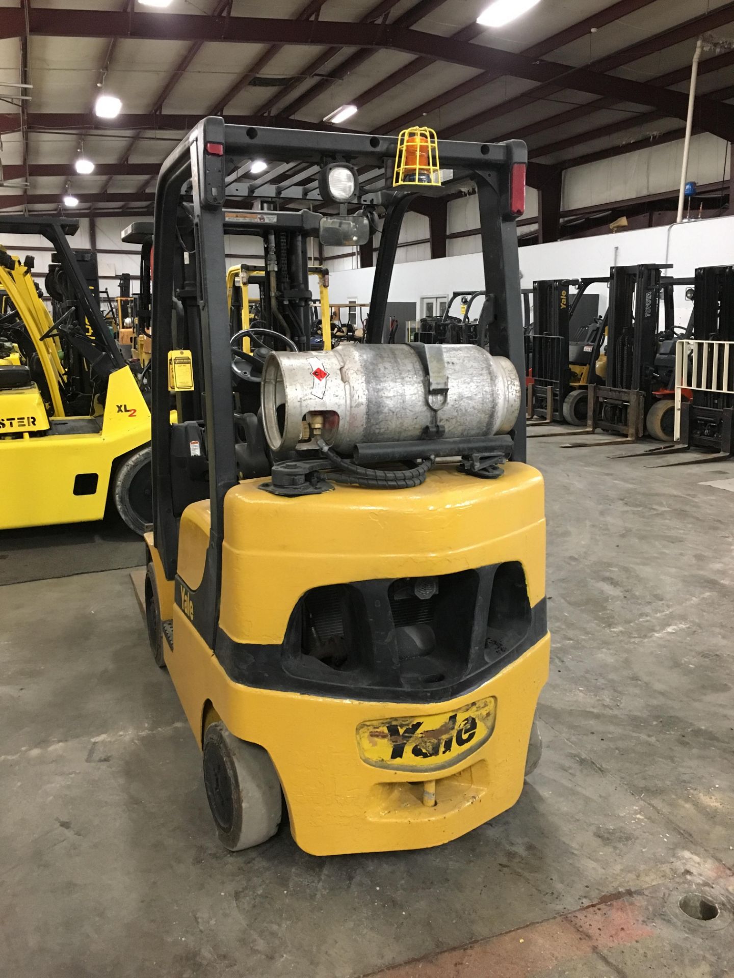 2013 YALE 5,000 LB. FORKLIFT, MODEL: GLC050VX, S/N: A910V23556L, LPG, LEVER SHIFT, SOLID TIRES - Image 4 of 5