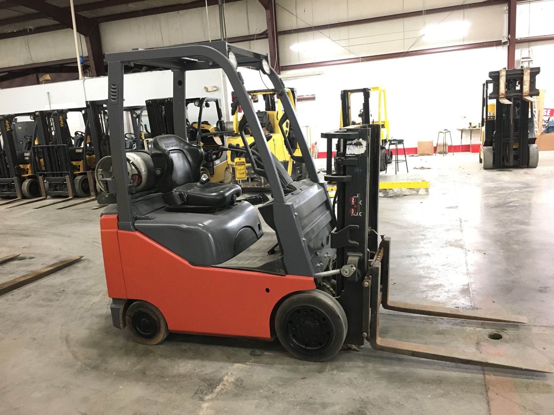 2013 TOYOTA 3,000 LB. FORKLIFT, MODEL: 8FGCU15, S/N: 21243, LPG, LEVER SHIFT, SOLID TIRES - Image 3 of 5