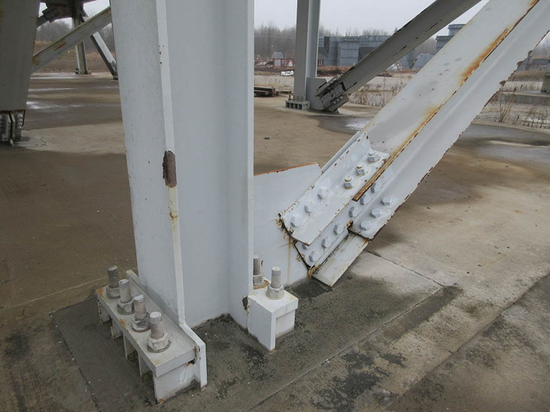 LARGE BAGHOUSE STRUCTURE ERECTED WITH SAFETY GRATING & RAIL - Image 4 of 5