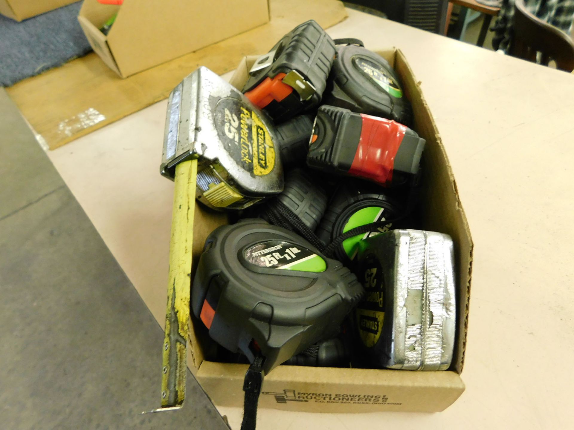 LOT OF ASSORTED TAPE MEASURES