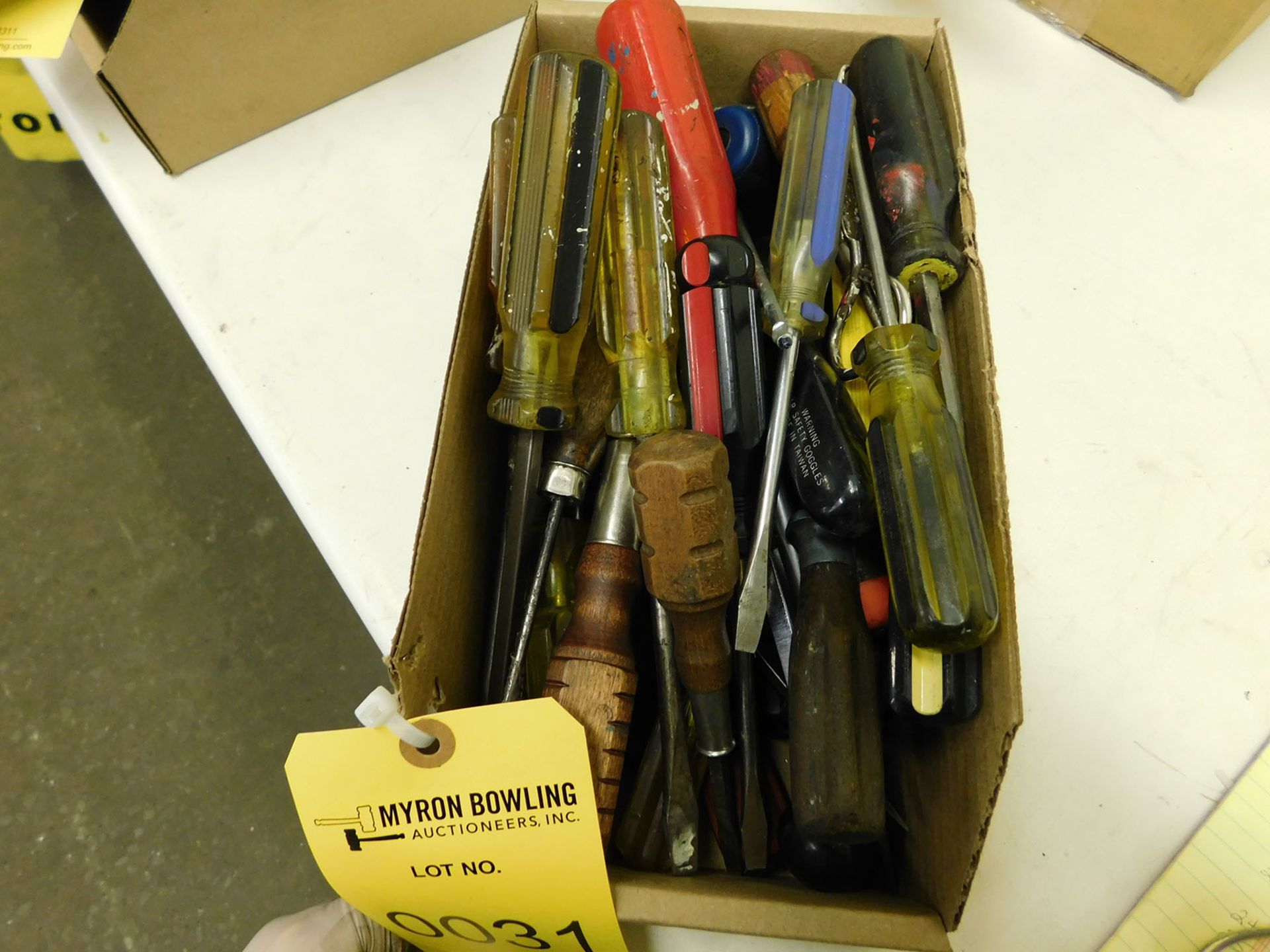 LOT OF ASSORTED SCREW DRIVERS