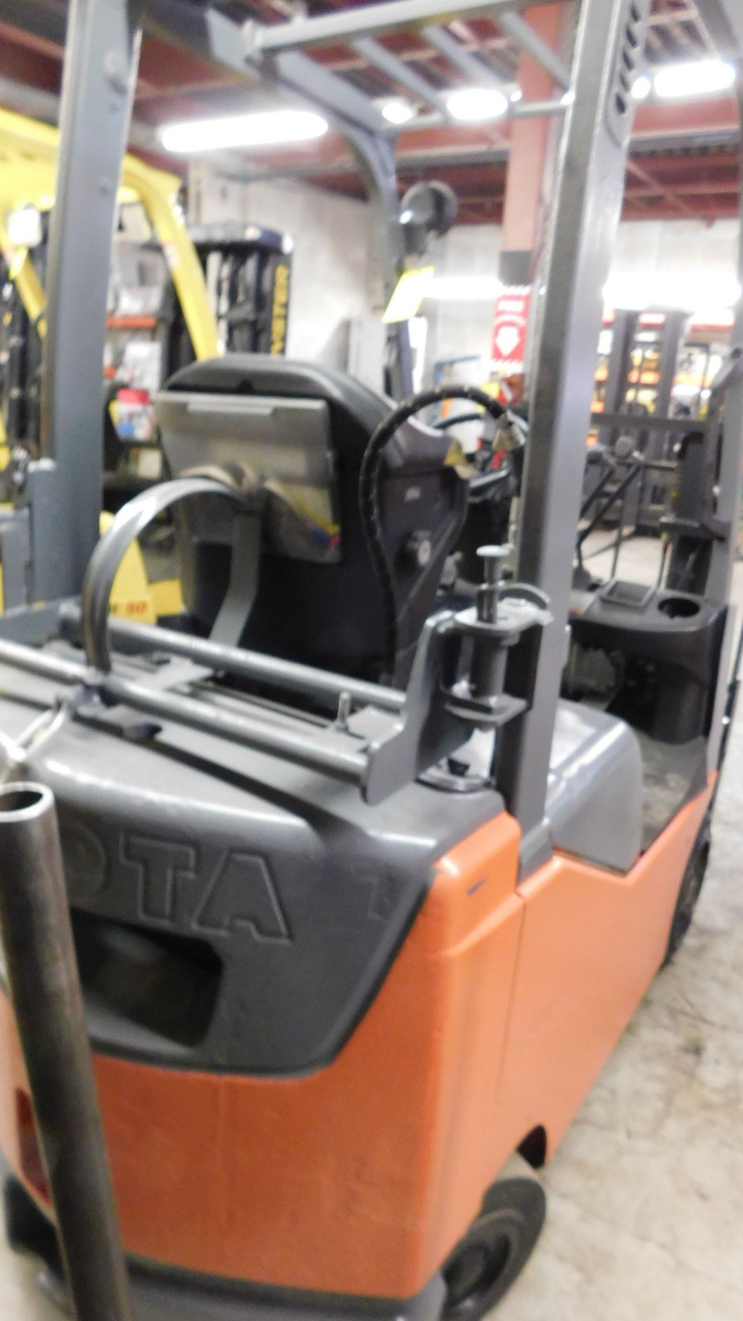 TOYOTA 3,000 LB. CAPACITY LPG FORKLIFT; S/N 21306, 80'' LIFT HEIGHT, 6,427 HOURS, SOLID CUSHION - Image 5 of 7