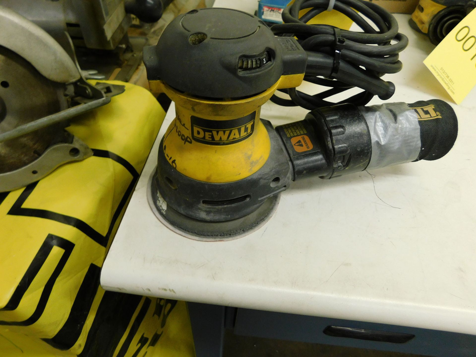 DEWALT DW423 VARIABLE SPEED RANDOM ORBIT SANDER; S/N 963318