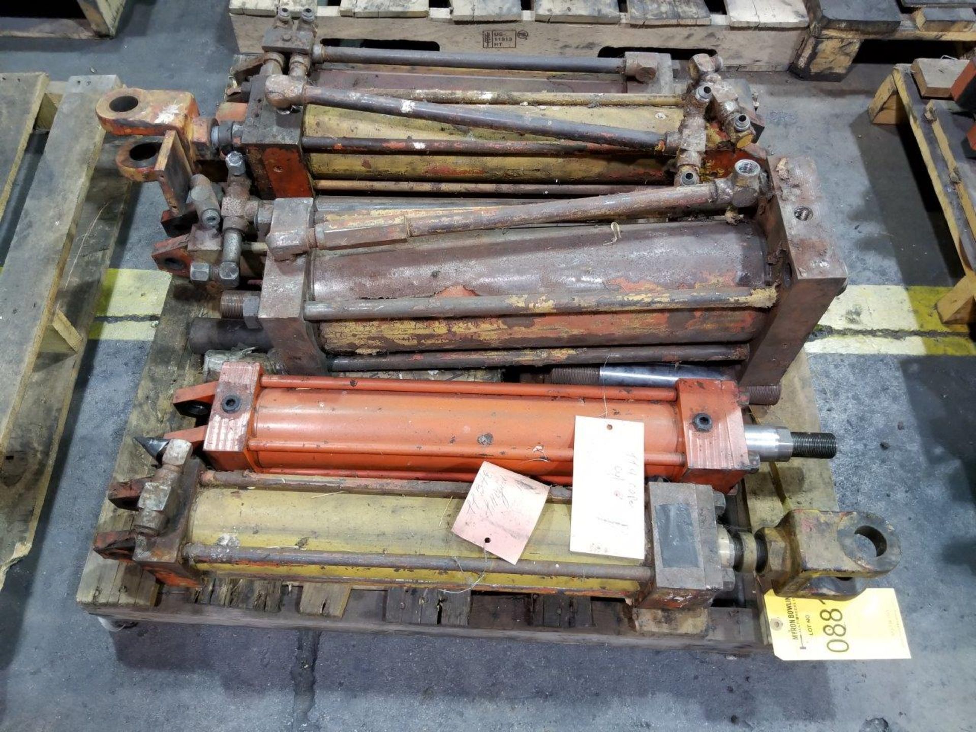 SKID OF ASSORTED HYDRAULIC CYLINDERS