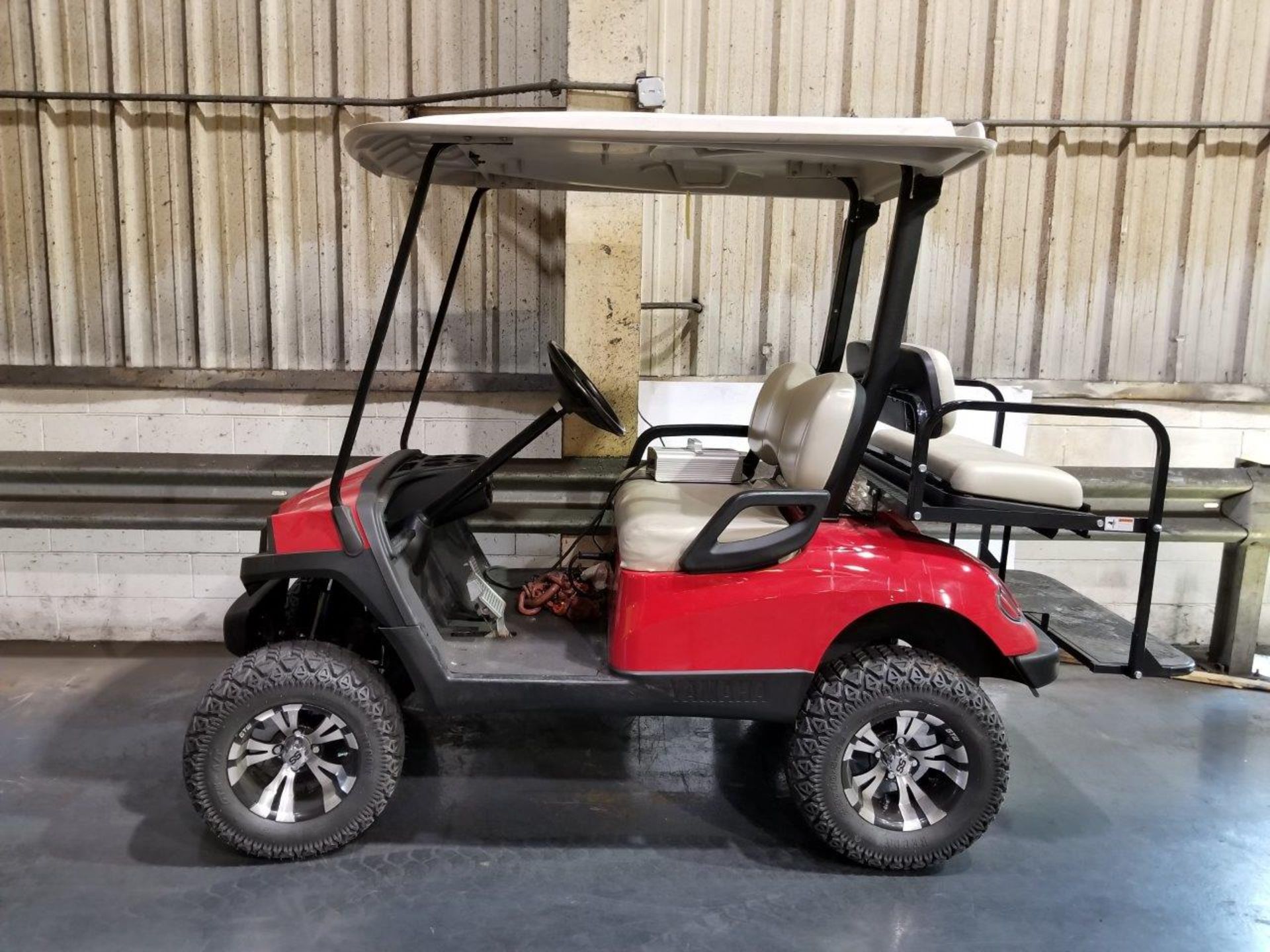 YAMAHA 48-VOLT GOLF CART; CUSTOM WHEELS & TIRES, LIFT KIT