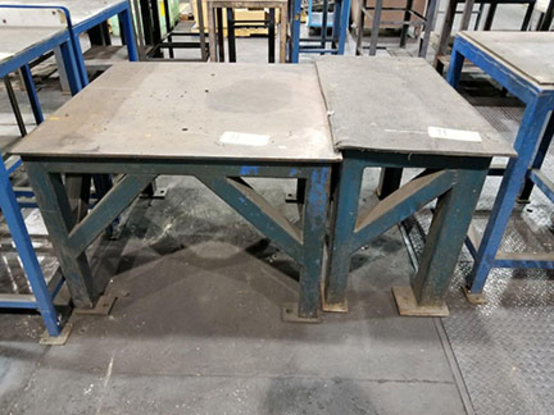 ROW OF ASSORTED SIZE TABLES - Bild 2 aus 3