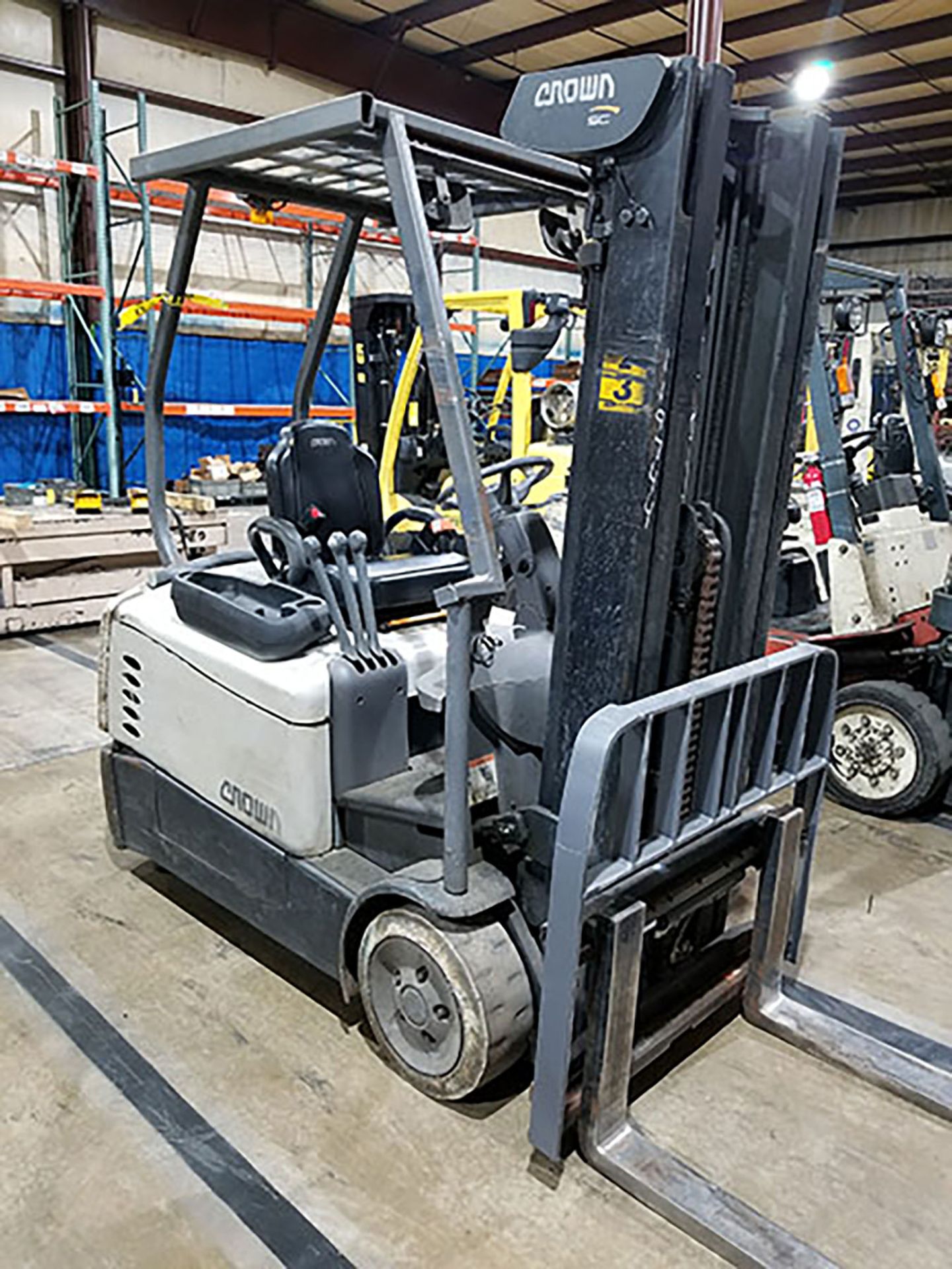 2013 CROWN 4,000 LB. CAPACITY 3-WHEEL ELECTRIC FORKLIFT; MODEL SE5245-40, 2016 ENERSYS 36-VOLT - Bild 4 aus 6