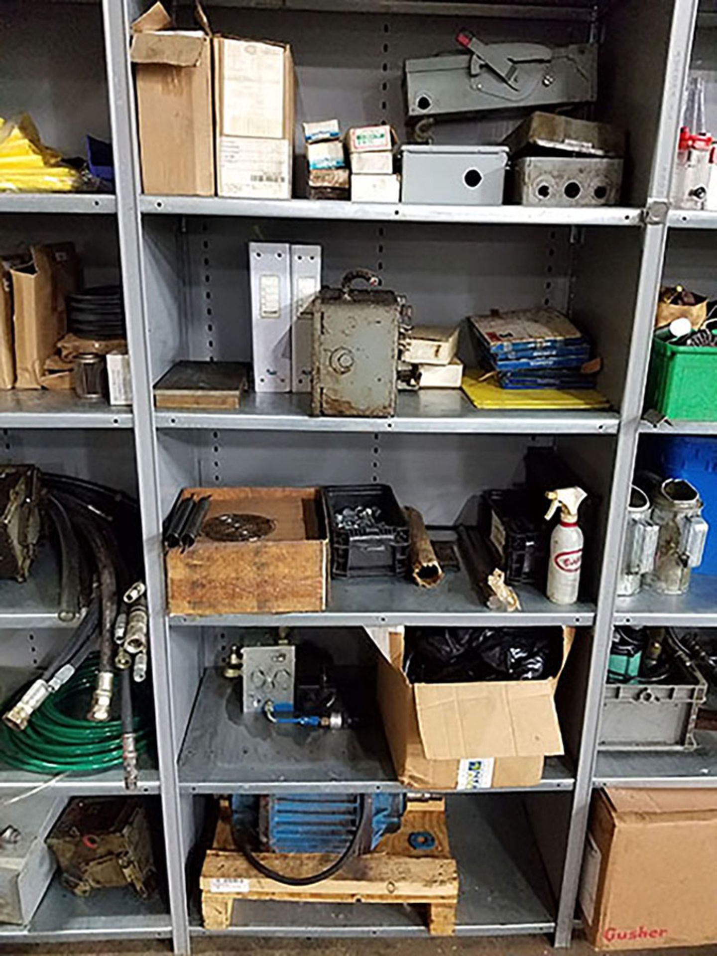 CONTENTS OF (5) SECTION SHELF UNIT; HYDRAULIC HOSES, ELECTRICAL BOXES, ELECTRIC MOTORS, AND - Bild 4 aus 7