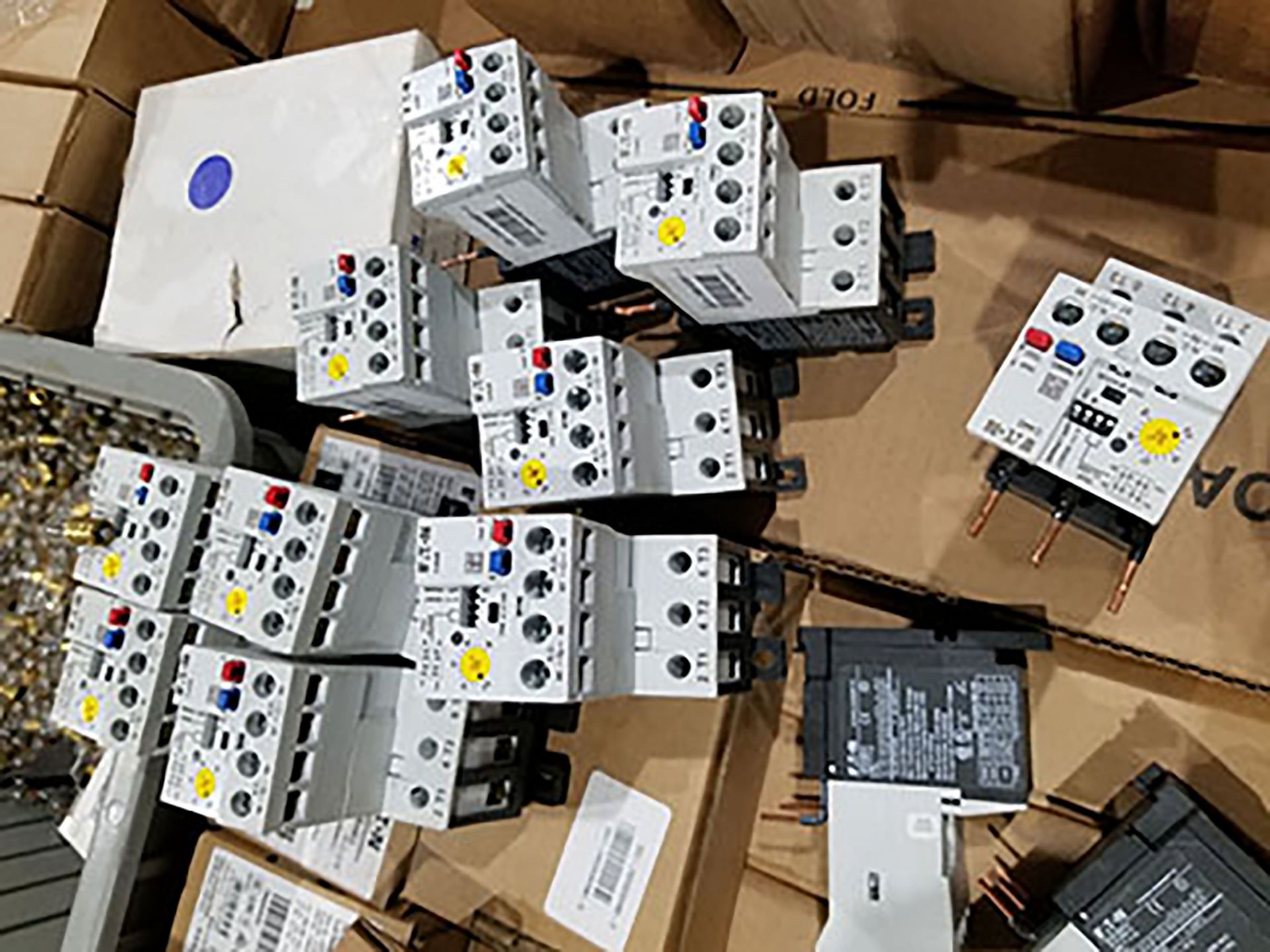 PALLET OF (NEW IN BOX) SOFT STARTERS, TRANSFORMERS, ELECTRIC BASE BOARDS, DAMAGED NGS MCCB, AND - Bild 2 aus 3