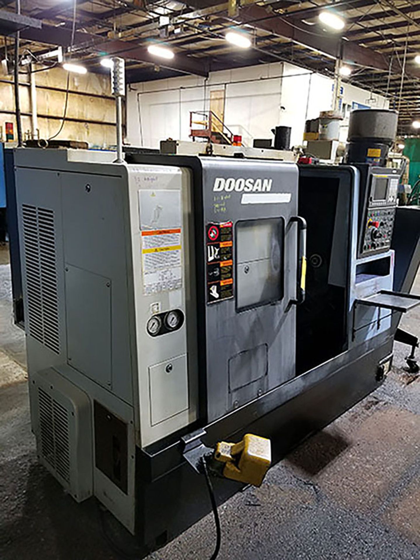 2014 DOOSAN LYNX 220LC CNC TURNING CENTER; 12-POSITION TURRET, HENNING CHIP CONVEYOR, ROYAL - Bild 3 aus 10