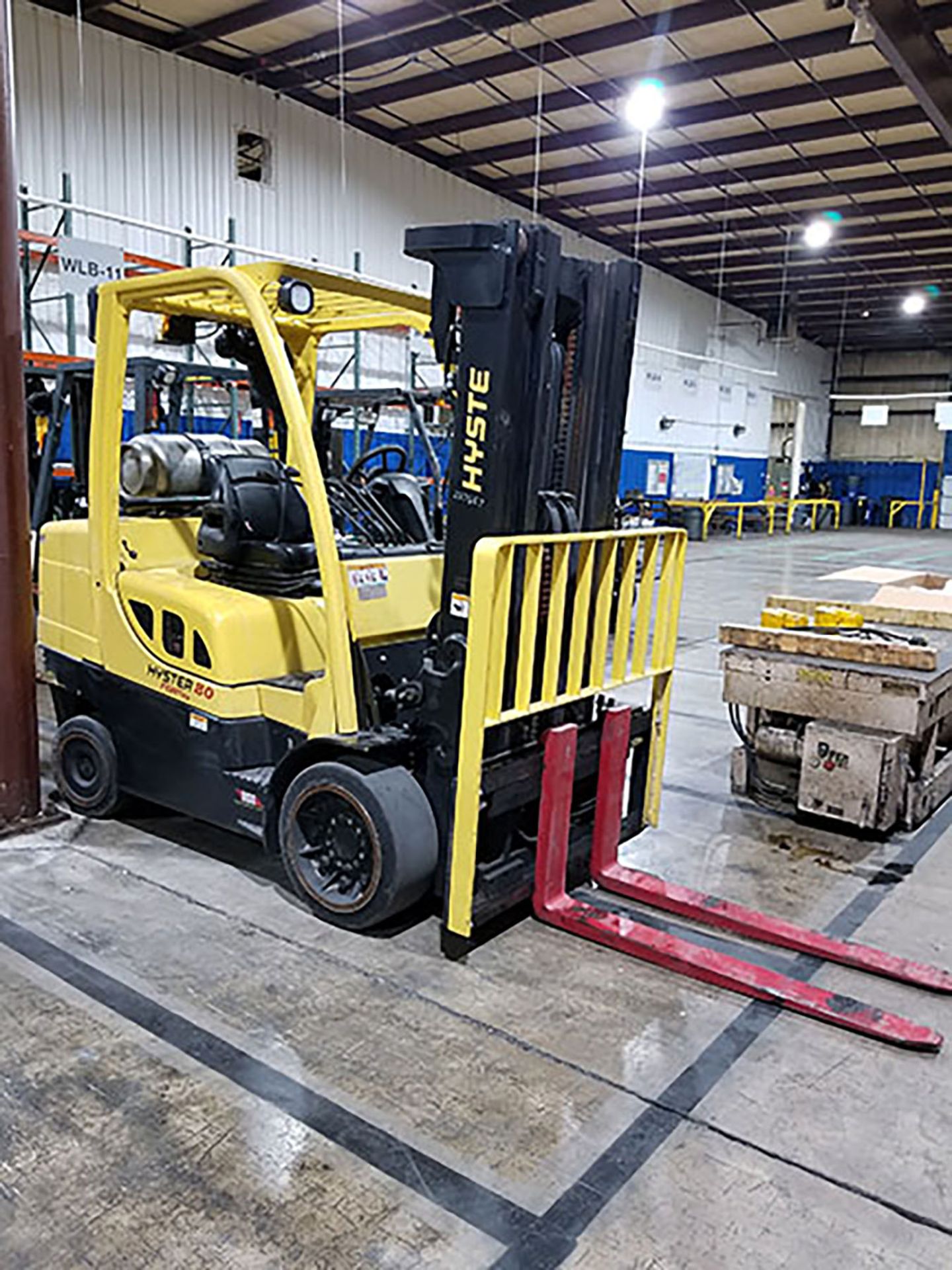 2012 HYSTER 8,000 LB. CAPACITY FORKLIFT; MODEL S80FT, LP, LEVER SHIFT, CUSHION TIRES, 185'' RAISED/ - Bild 4 aus 7