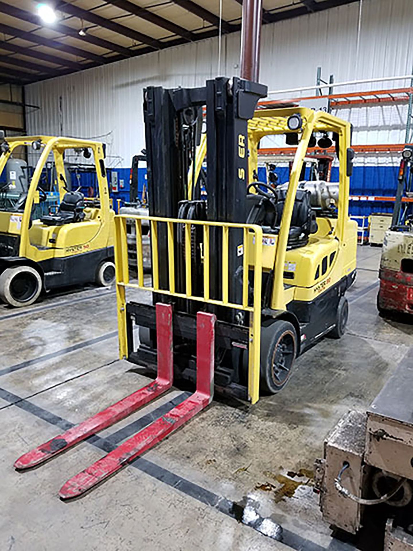 2012 HYSTER 8,000 LB. CAPACITY FORKLIFT; MODEL S80FT, LP, LEVER SHIFT, CUSHION TIRES, 185'' RAISED/ - Image 2 of 7
