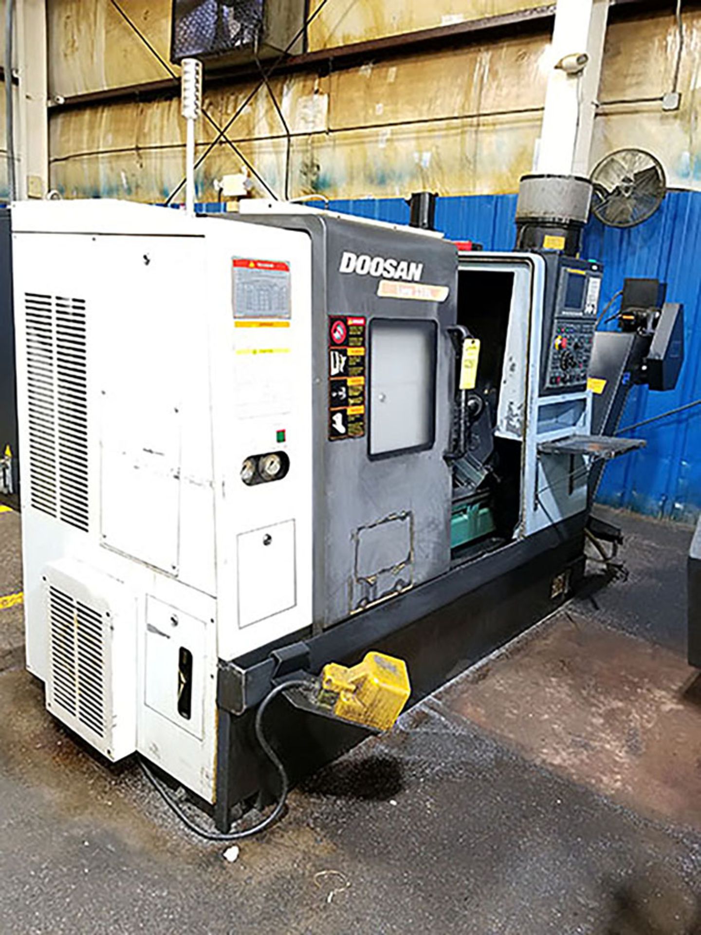 2013 DOOSAN LYNX220 LX220LC CNC TURNING CENTER; 12-POSITION TURRET, HENNING CHIP CONVEYOR, ROYAL