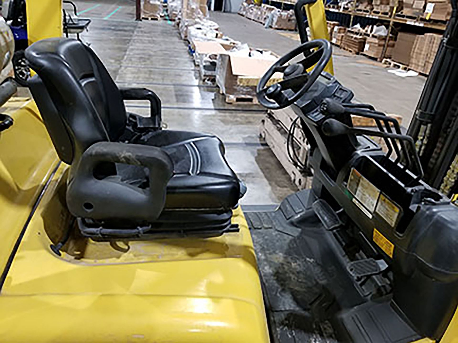 2012 HYSTER 8,000 LB. CAPACITY FORKLIFT; MODEL S80FT, LP, LEVER SHIFT, CUSHION TIRES, 185'' RAISED/ - Image 5 of 7