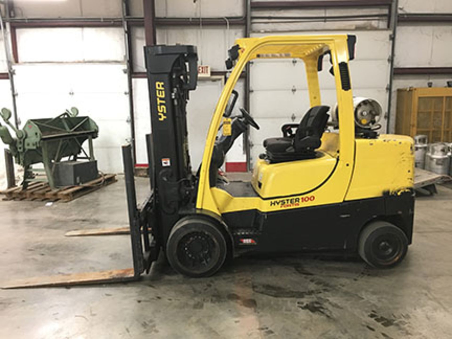 2013 HYSTER 10,000-LB., MODEL: S100FT, S/N: H004V01778L, LPG, SOLID TIRES, 163'' RAISED/85'' LOWERED