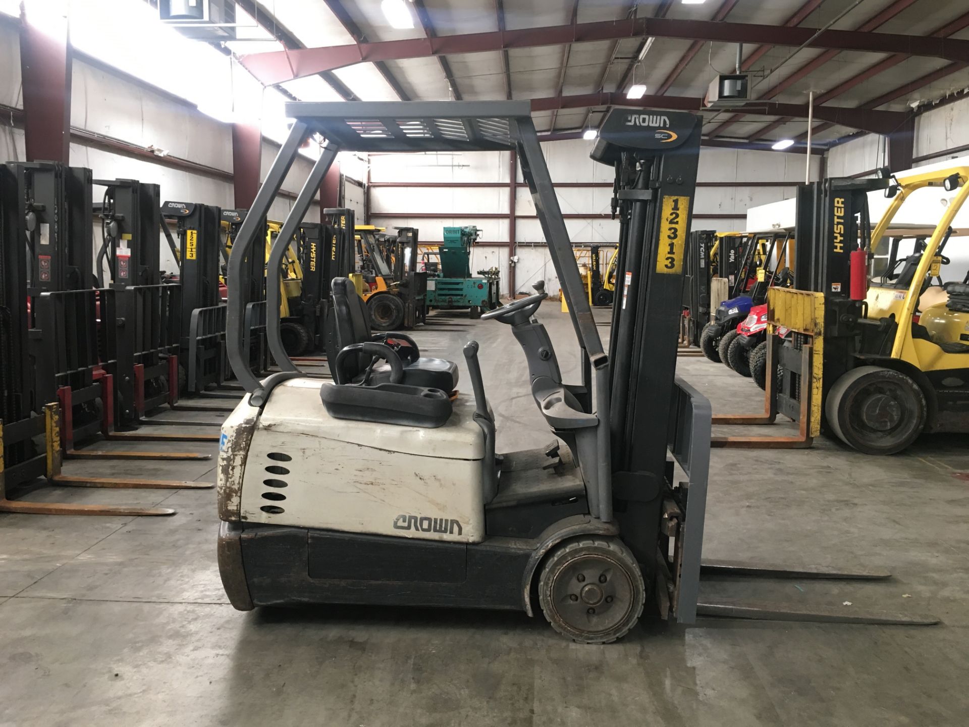 2014 CROWN 4,000-LB. 3-WHEEL FORKLIFT, MOD SC5245-40, W/ 2016 36V BATTERY, SOLID TIRES, 3-STAGE, S/S - Image 3 of 6