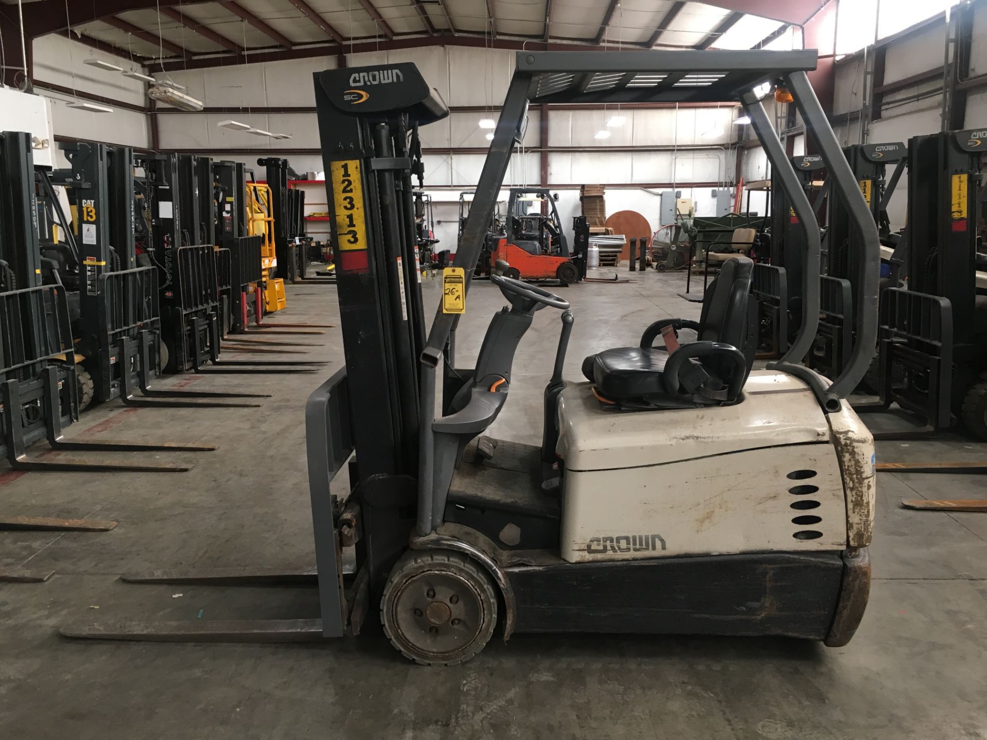 2014 CROWN 4,000-LB. 3-WHEEL FORKLIFT, MOD SC5245-40, W/ 2016 36V BATTERY, SOLID TIRES, 3-STAGE, S/S