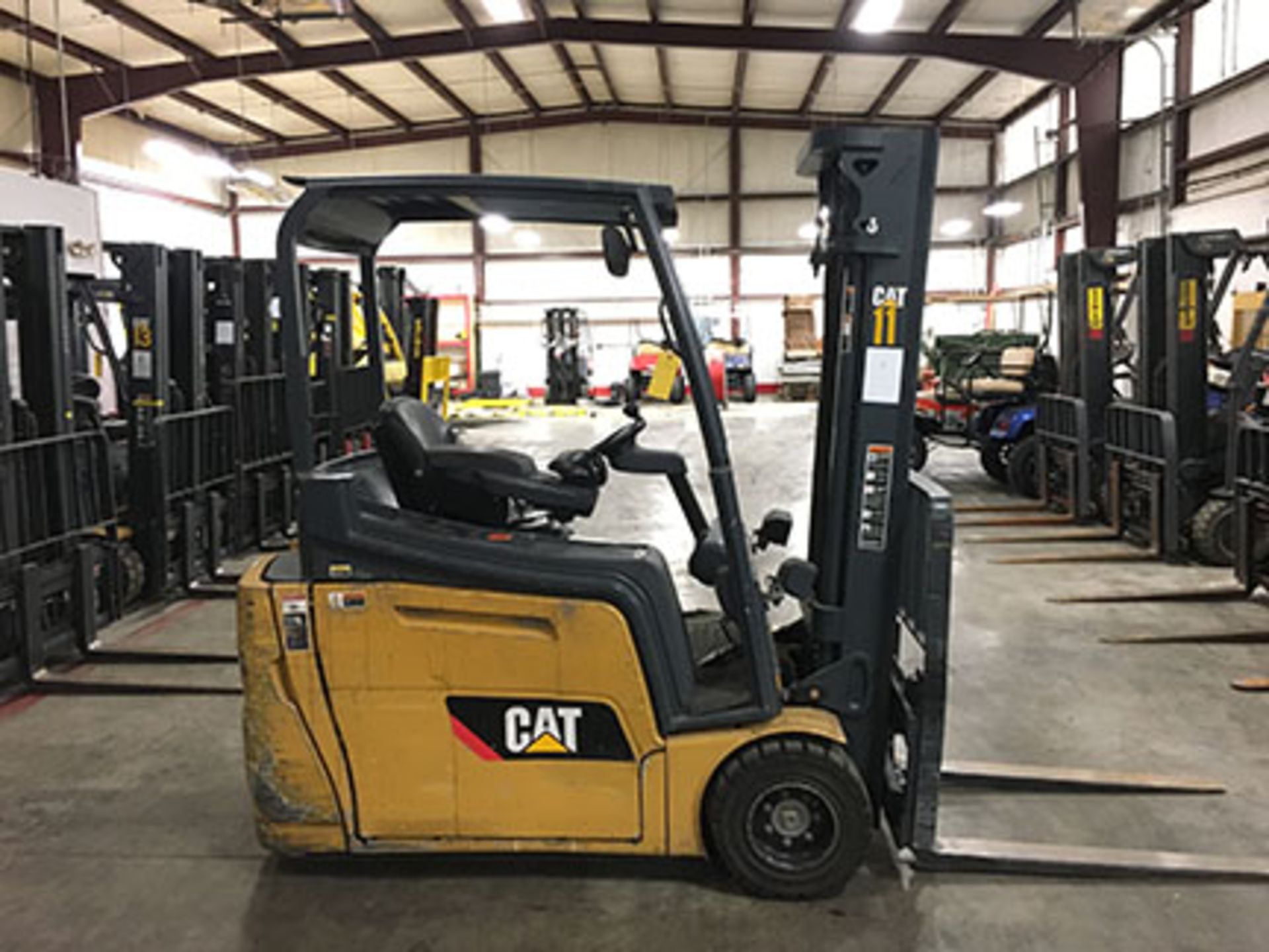 2015 CATERPILLAR 4,000-LB., 3-WHEEL ELECTRIC FORKLIFT, MODEL: 2ET4000, S/N: 48-VOLT, SOLID PNEUMATIC - Image 2 of 5