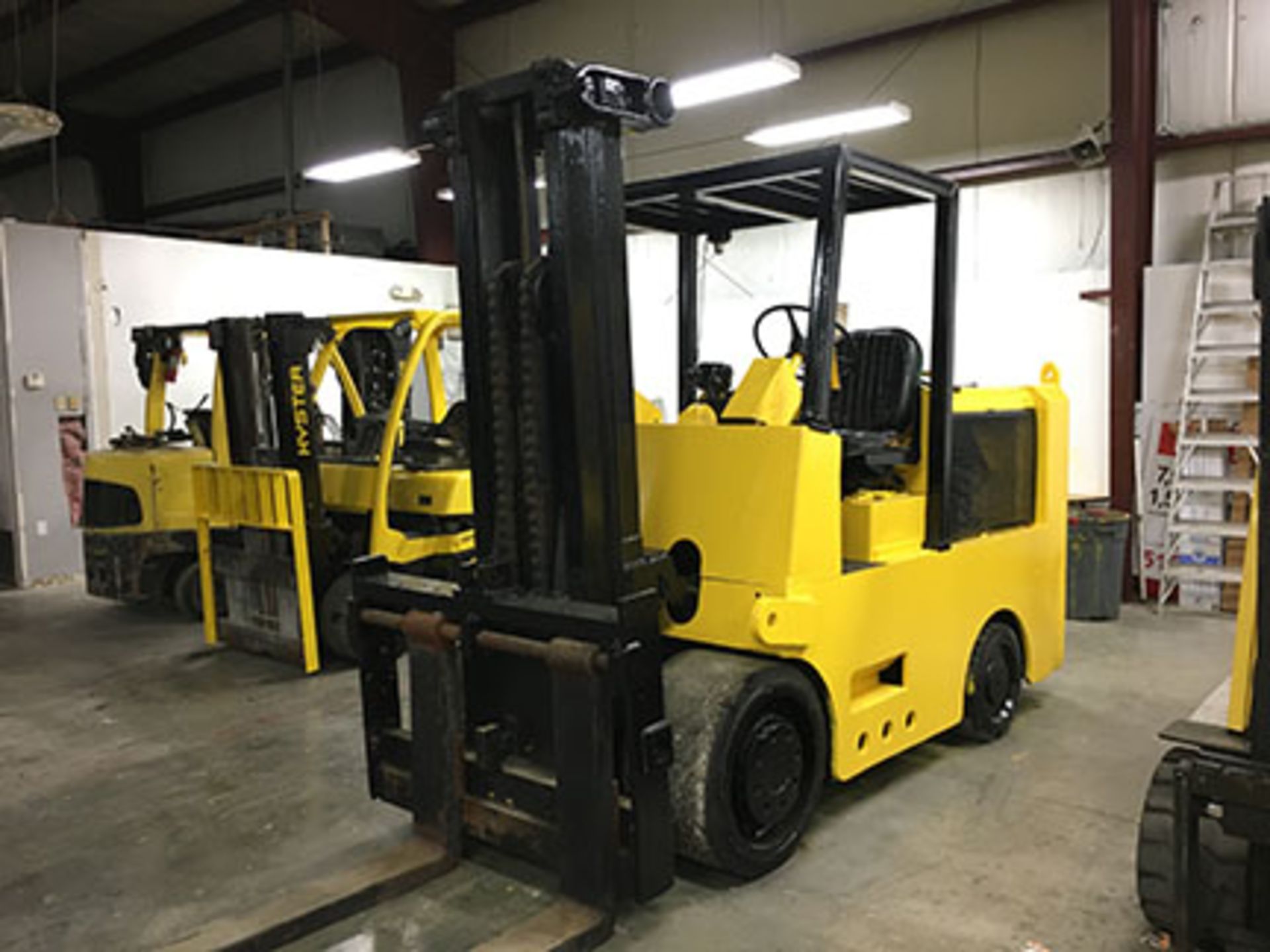 SILENT HOIST & CRANE 20,000-LB. GAS/LP FORKLIFT; MODEL FKS12, S/N 20255, AIR BRAKES, HI/LOW- - Image 2 of 7