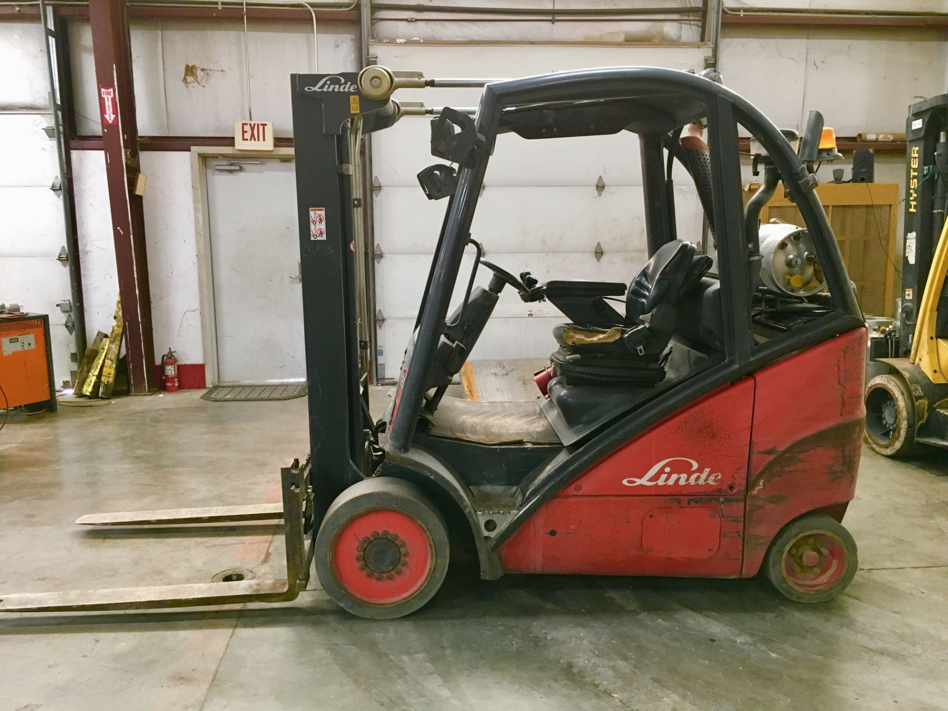 2006 LINDE 5,500-LB., MODEL: H25TCT-600, S/N: H2X392T03889, LPG, LEVER SHIFT, SOLID TIRES, 3-STAGE - Image 3 of 6