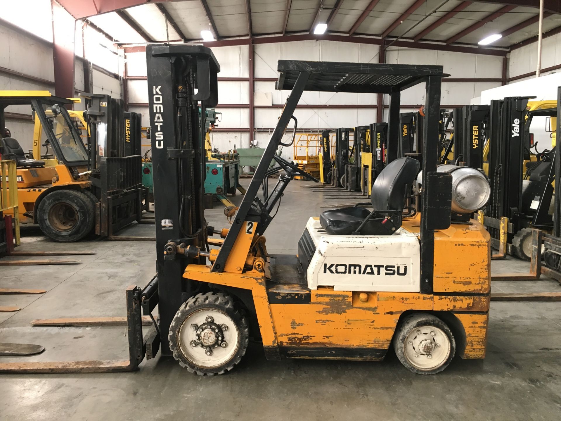 KOMATSU 5,000-LB., MODEL: FG25, S/N: NA, LPG, LEVER SHIFT, SOLID TIRES, 189'' RAISED/85'' LOWERED