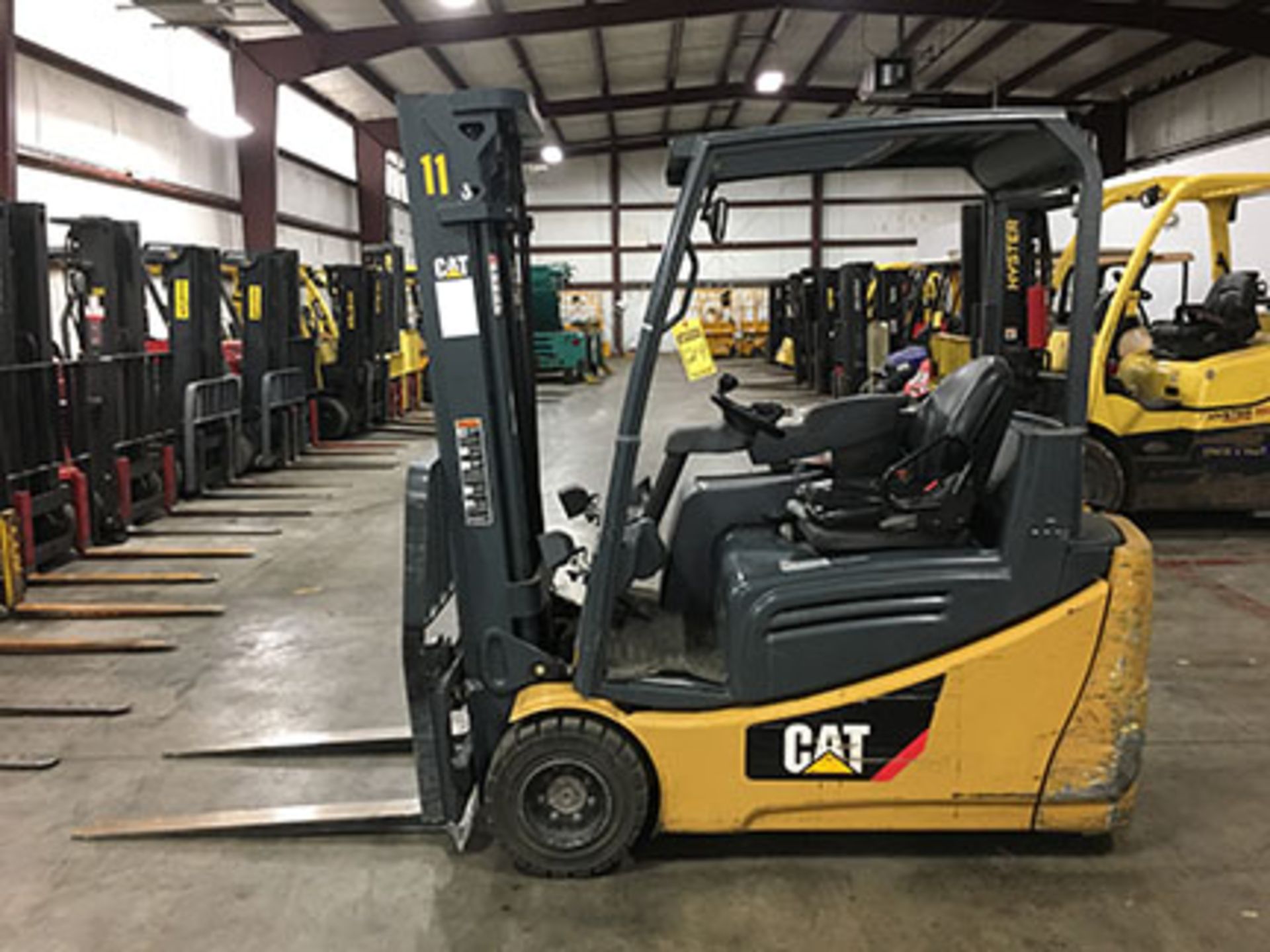 2015 CATERPILLAR 4,000-LB., 3-WHEEL ELECTRIC FORKLIFT, MODEL: 2ET4000, S/N: 48-VOLT, SOLID PNEUMATIC