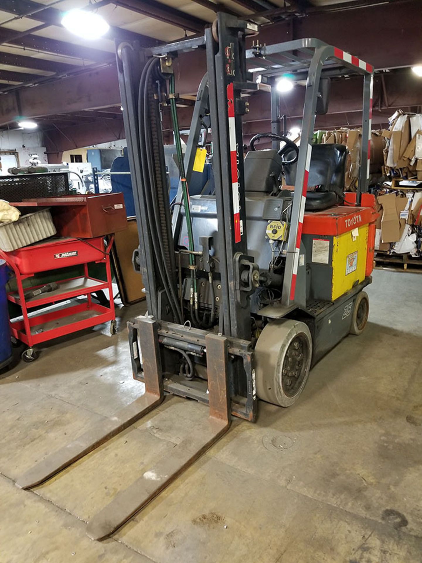 TOYOTA 4,800 LB. 48V ELECTRIC FORKLIFT, MODEL 7FBCU25, S/N 61700, 132.5'' LIFT, HYDROSTATIC PEDAL, - Image 2 of 5